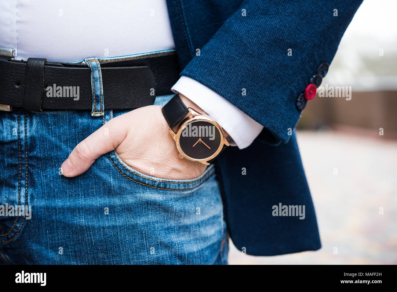 Elegante giovane business man mano con la moda nessun marchio orologio da polso, uomini moda e accessori closeup shot Foto Stock