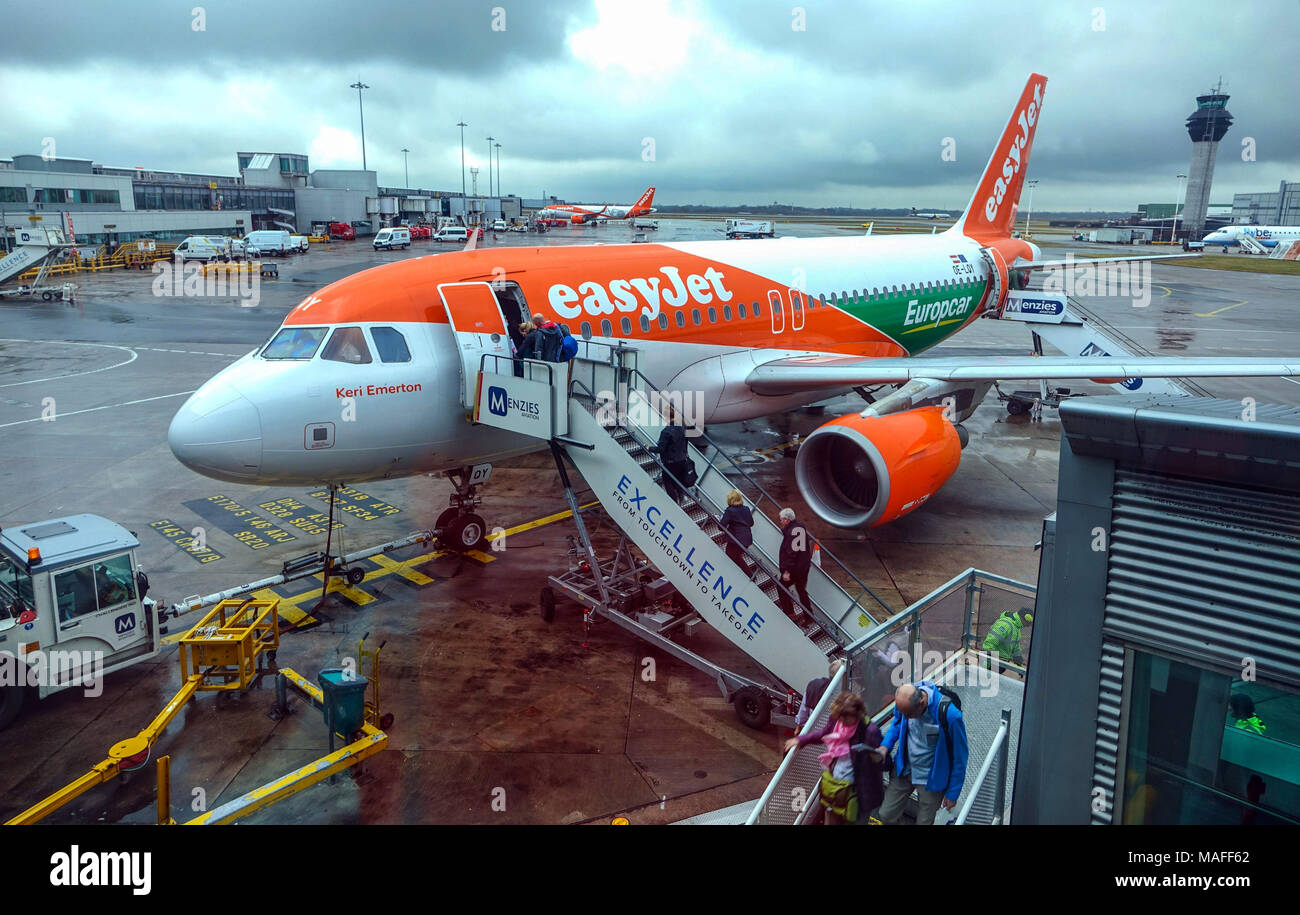 EasyJet Boeing 737 imbarco all'aeroporto di Manchester sul giorno di pioggia Foto Stock