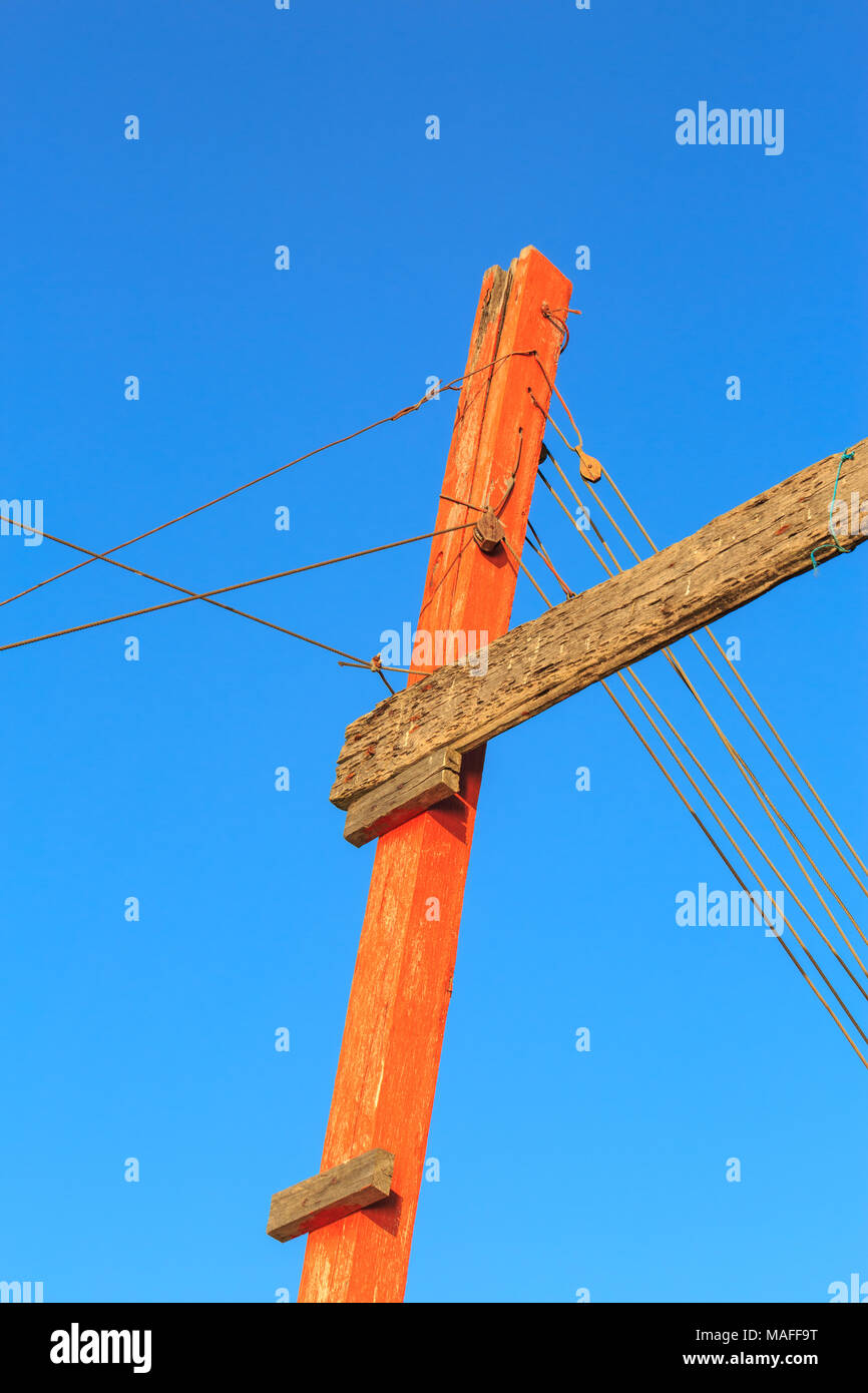 Vecchi pali in legno e verricelli Foto Stock