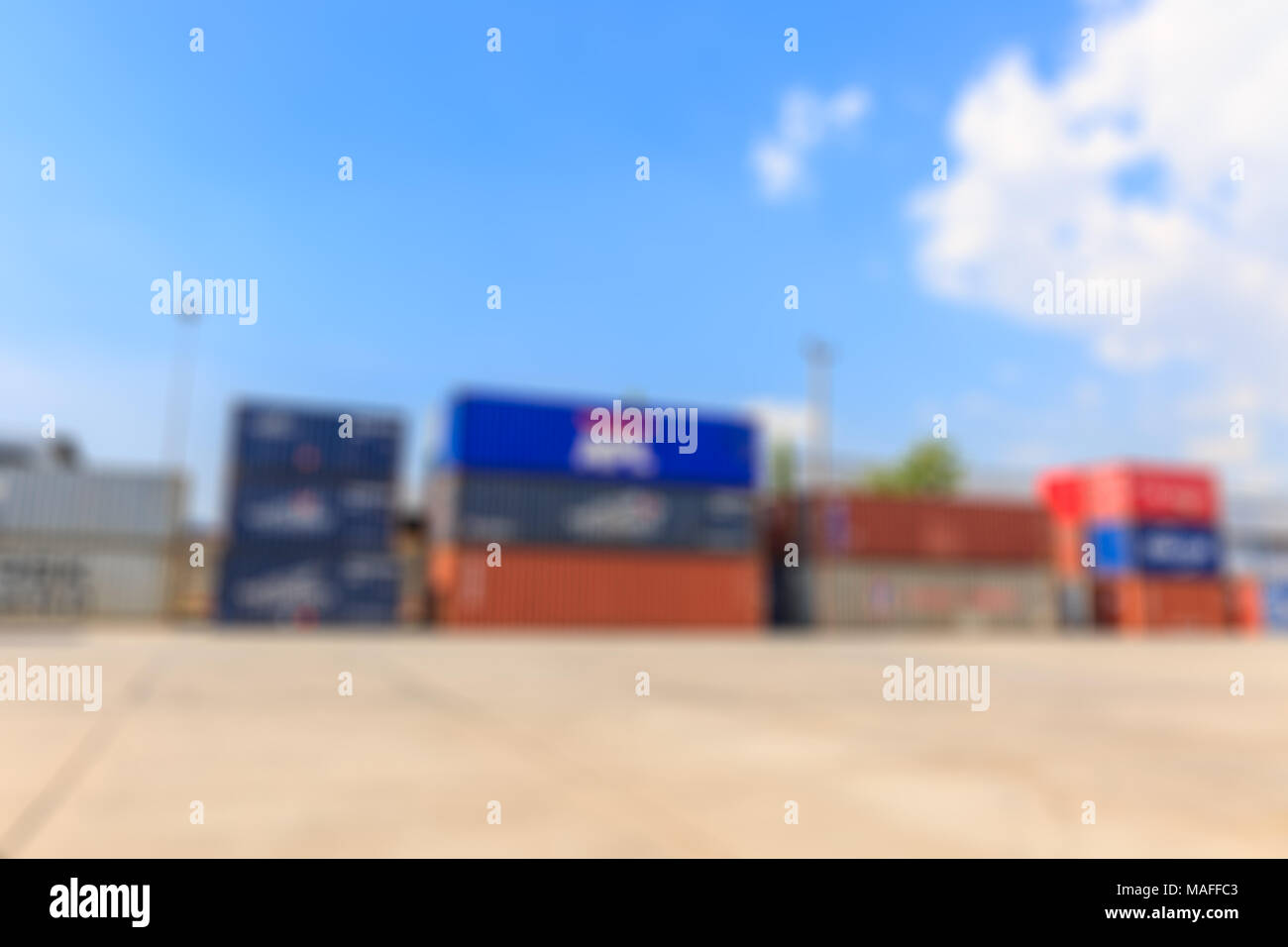 Immagini sfocate entro contenitori a grande porto commerciale Foto Stock