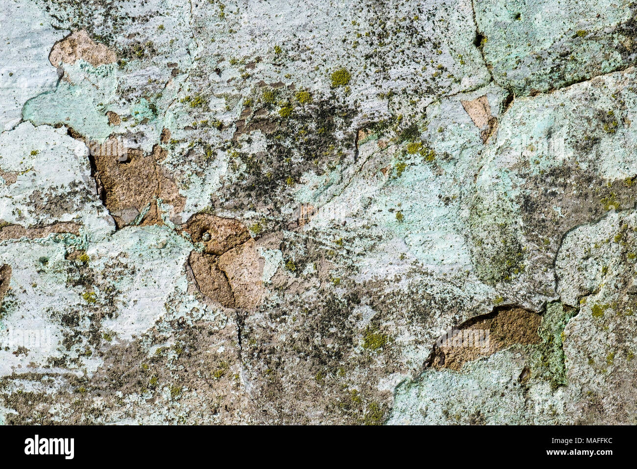 Il vecchio muro rotto talvolta ricoperta con moss Foto Stock