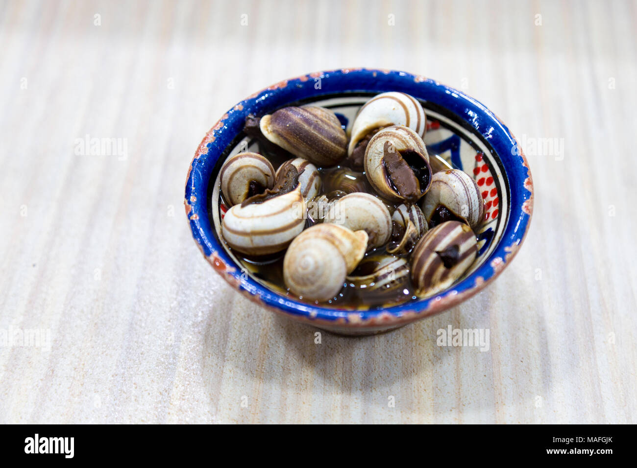 Ciotola di lumache al mercato alimentare di piazza Jemaa El Fnaa, Marrakech, Marocco Foto Stock