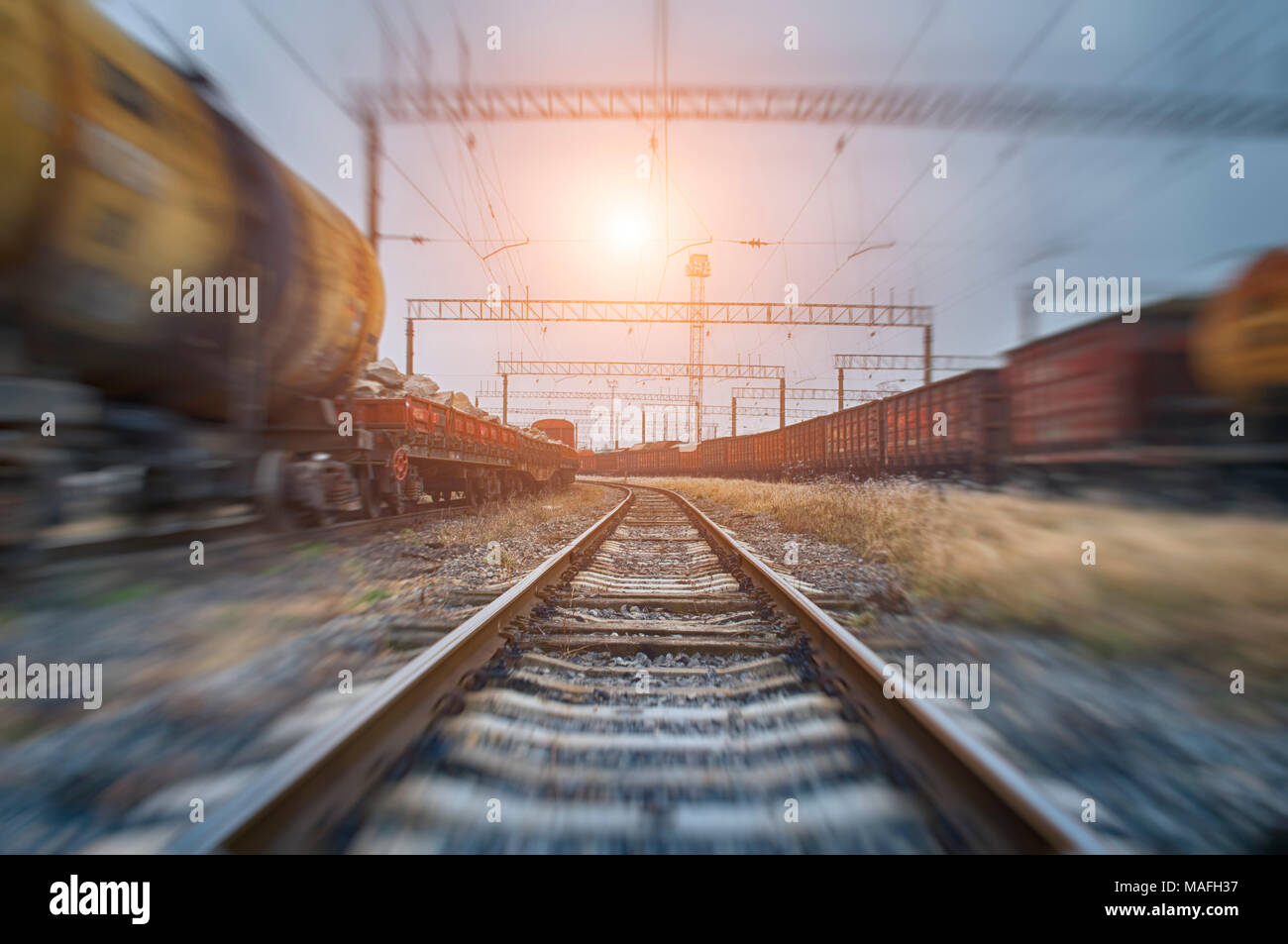 Serbatoi con gas o petrolio trasporto tramite ferrovia al tramonto Foto Stock