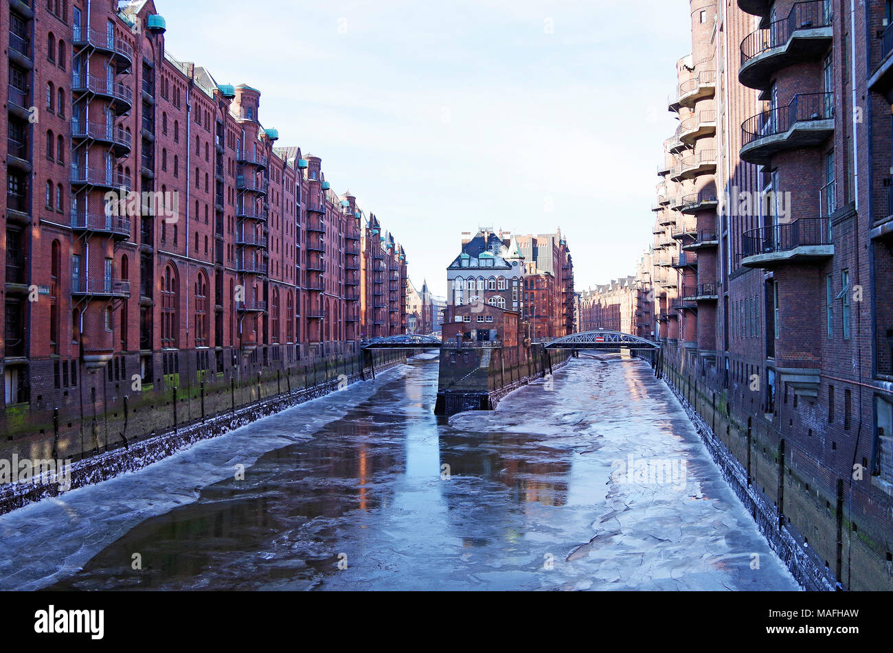 Vista lungo la Wandrahmsfleet, Speicherstadt, la storica area del porto di Amburgo, rivestiti di revival gotico magazzini del tardo XIX inizio xx secolo Foto Stock