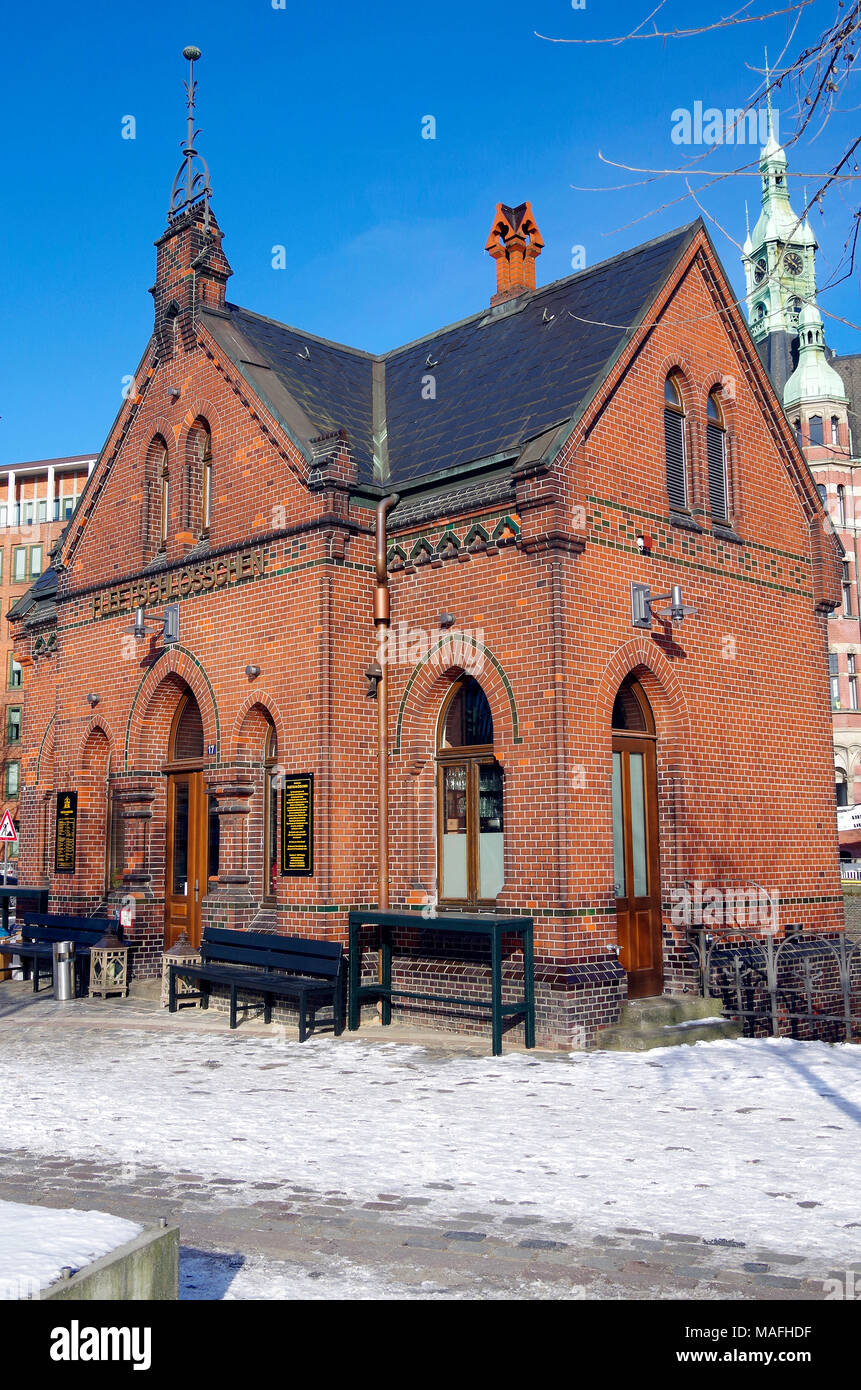 Un piccolo ed elegante edificio, nella Speicherstadt, la storica area del porto di Amburgo, probabilmente era originariamente collegato con ponticello adiacente, ora un bar caffetteria. Foto Stock