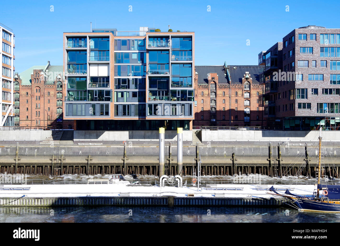 Residenziali e di edifici per uffici su un ex docklands jetty di Hamburg docks, la prima fase del massiccio di HafenCity di rinnovo urbano di progetto Foto Stock