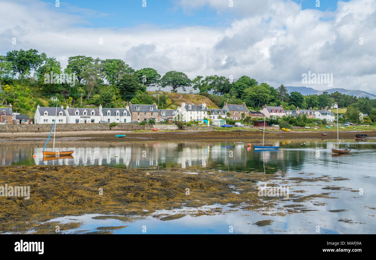 Visione idilliaca di Plockton, villaggio nelle Highlands della Scozia nella contea di Ross and Cromarty. Foto Stock