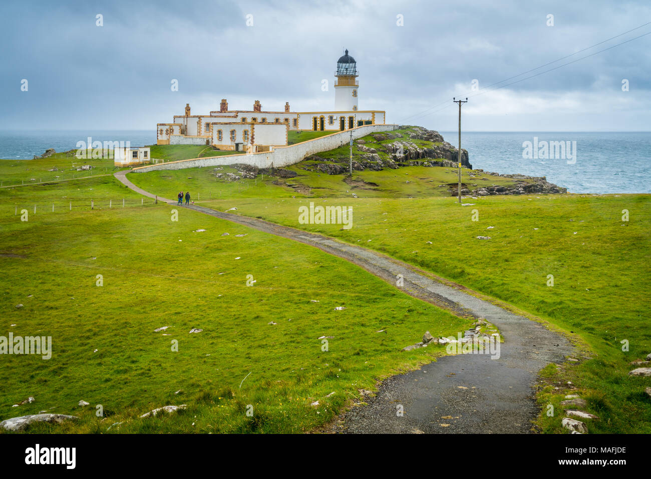 Vista panoramica di Neist Point Lighthouse e scogliere nell'Isola di Skye in Scozia. Foto Stock