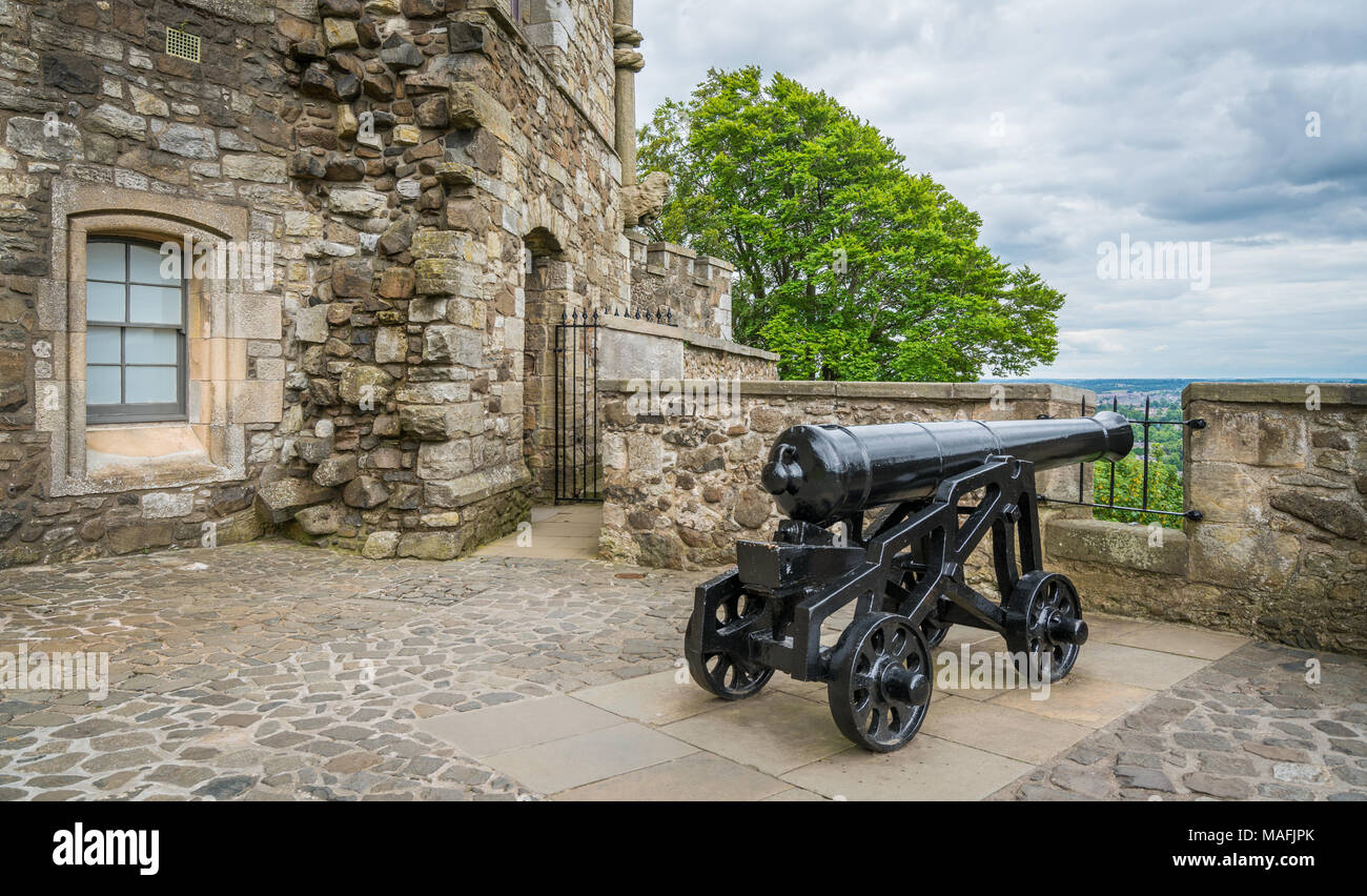Il cannone lungo le mura del Castello di Stirling, Scozia. Foto Stock