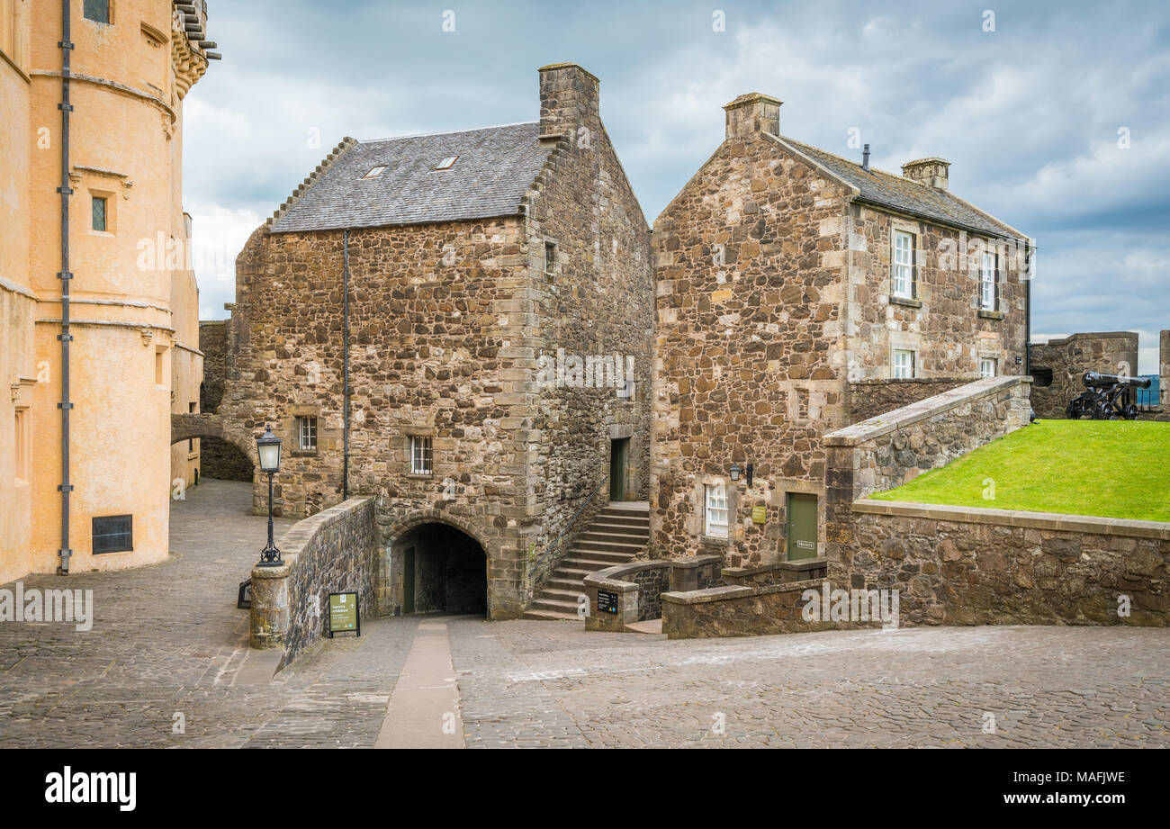 Dentro le mura del Castello di Stirling in un nuvoloso pomeriggio estivo, Scozia. Foto Stock