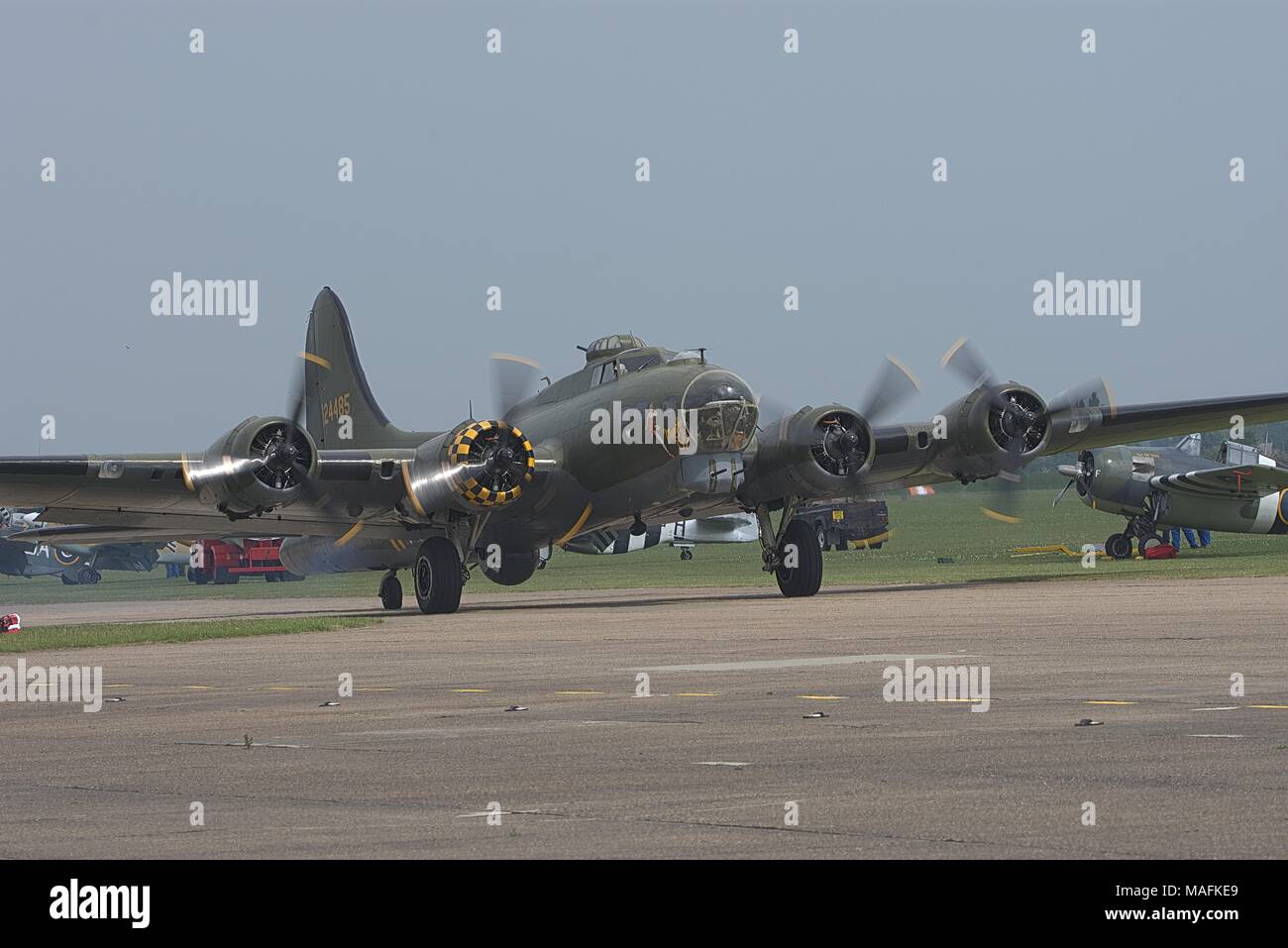 B17G SALLY B sul terreno i motori funzionanti IWM DUXFORD Foto Stock