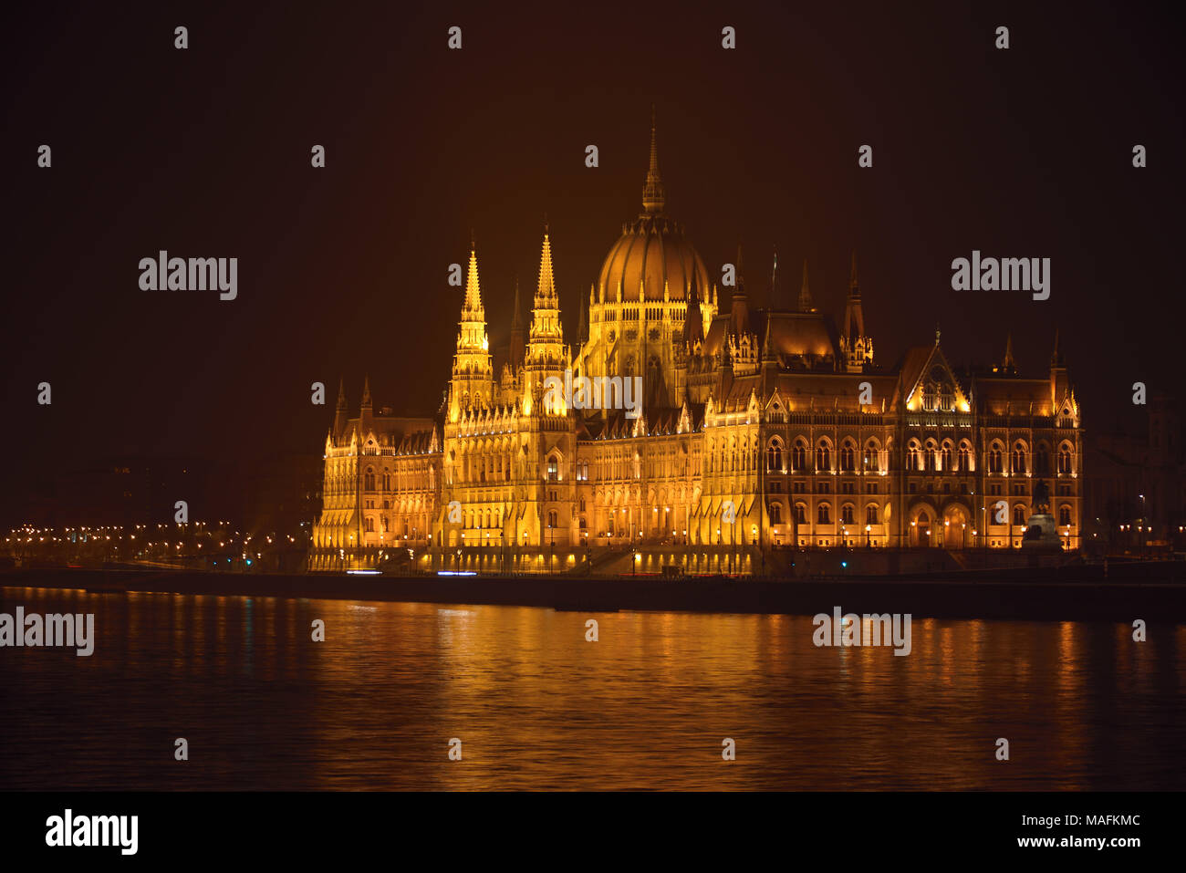 Il Parlamento ungherese edificio a notte. È attualmente il più grande edificio in Ungheria il più alto edificio in Budapest. Foto Stock