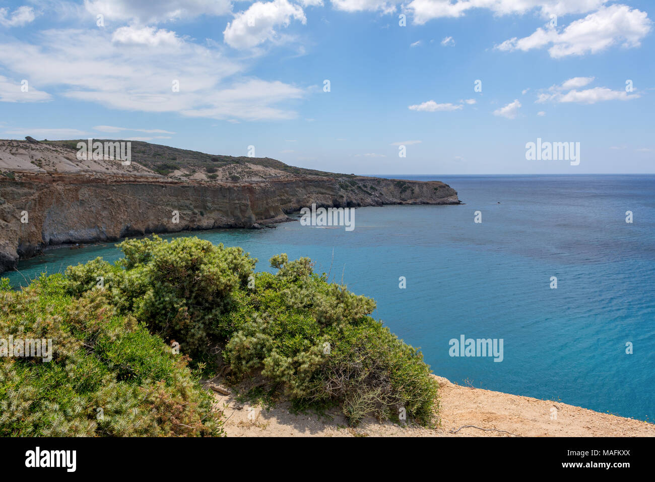 Tsigrado spiaggia, una delle più belle spiagge del sud dell isola di Milos. Cicladi Grecia. Foto Stock