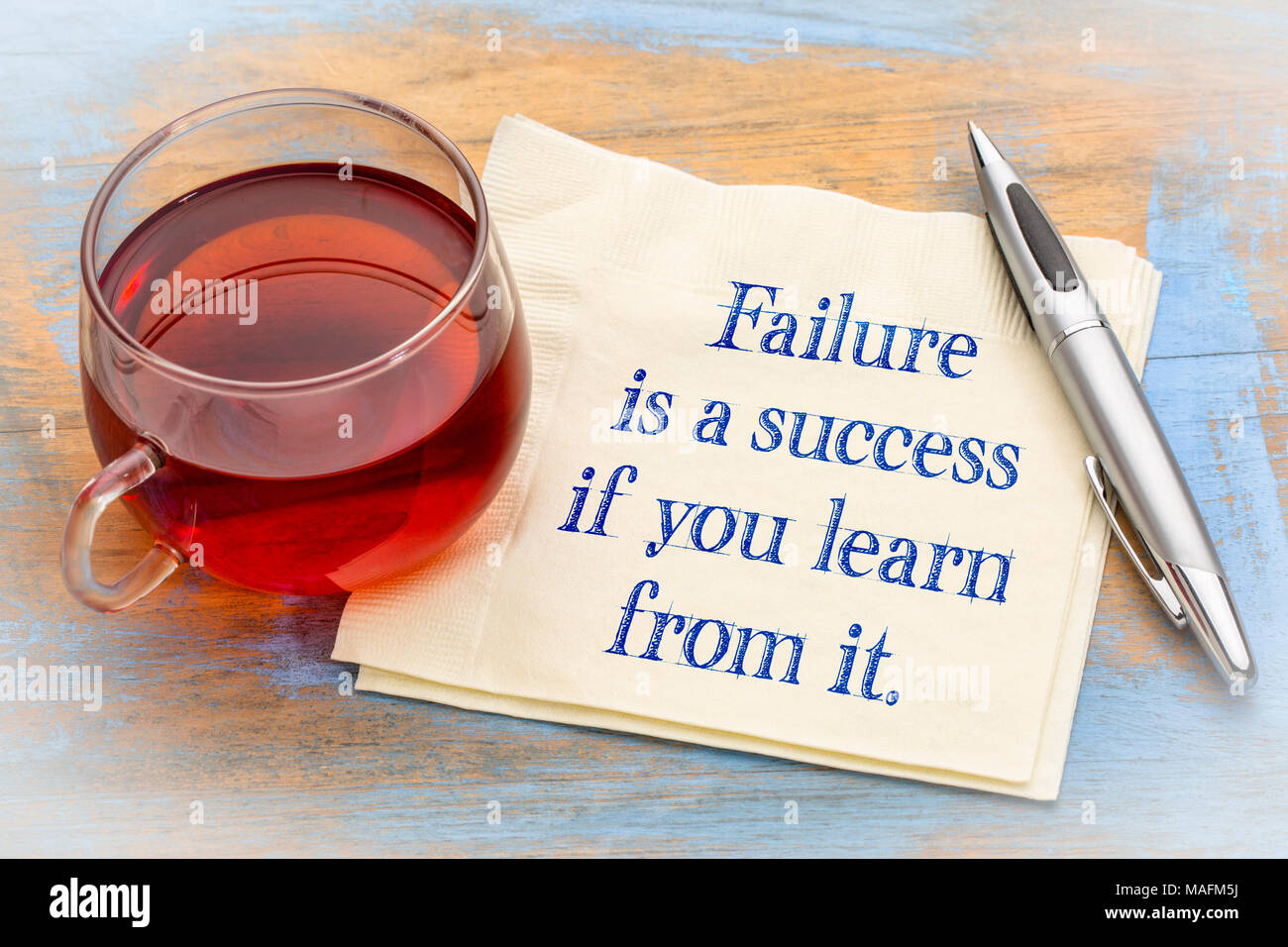 Il fallimento è un successo se il vostro imparare da esso - scrittura su un tovagliolo Foto Stock