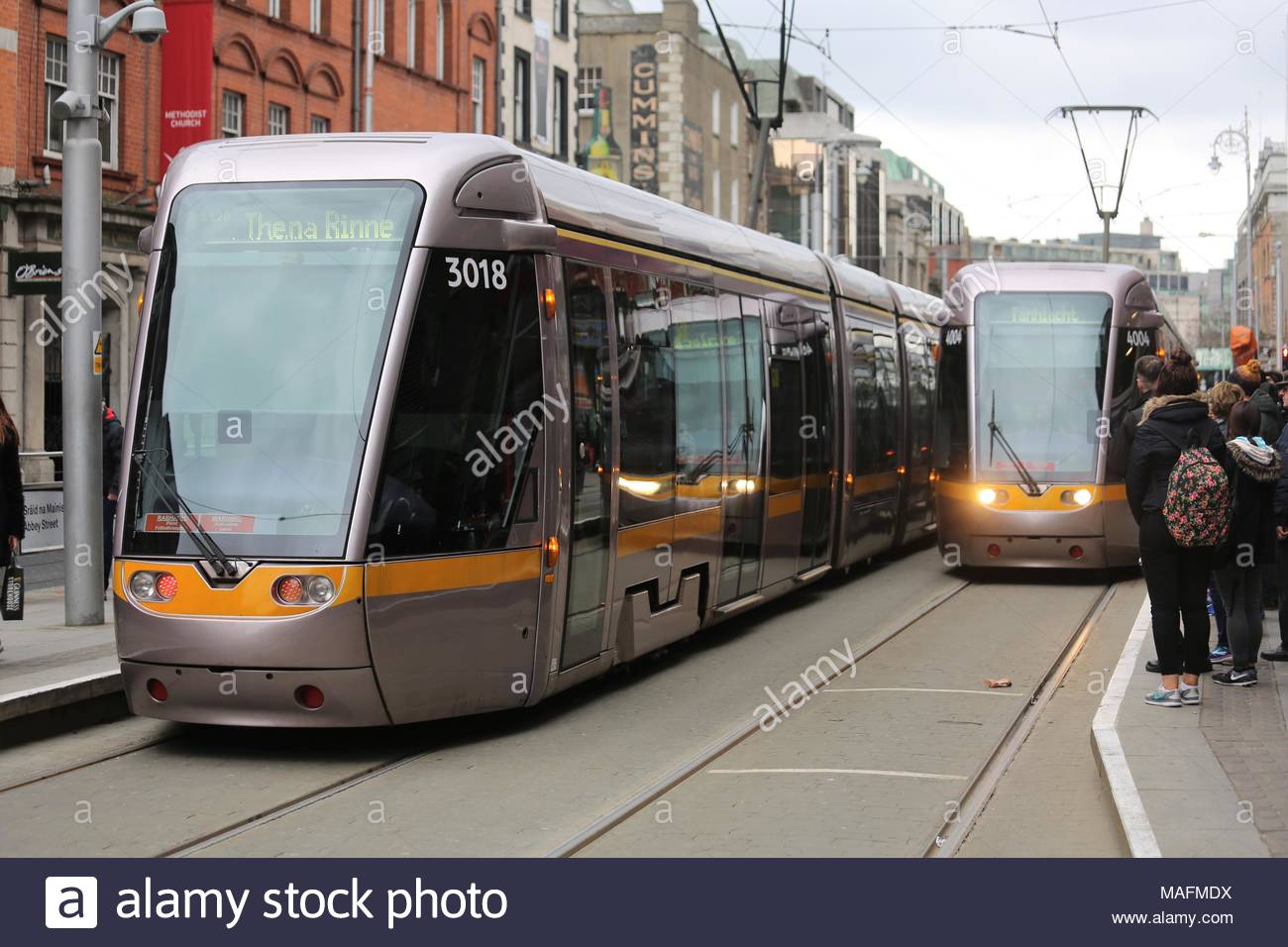 2 tram Luas a Dublino in un momento in cui il sistema di Luas è stata sviluppata rapidamente nella città capitale. Credito: reallifephotos/Alamy Foto Stock