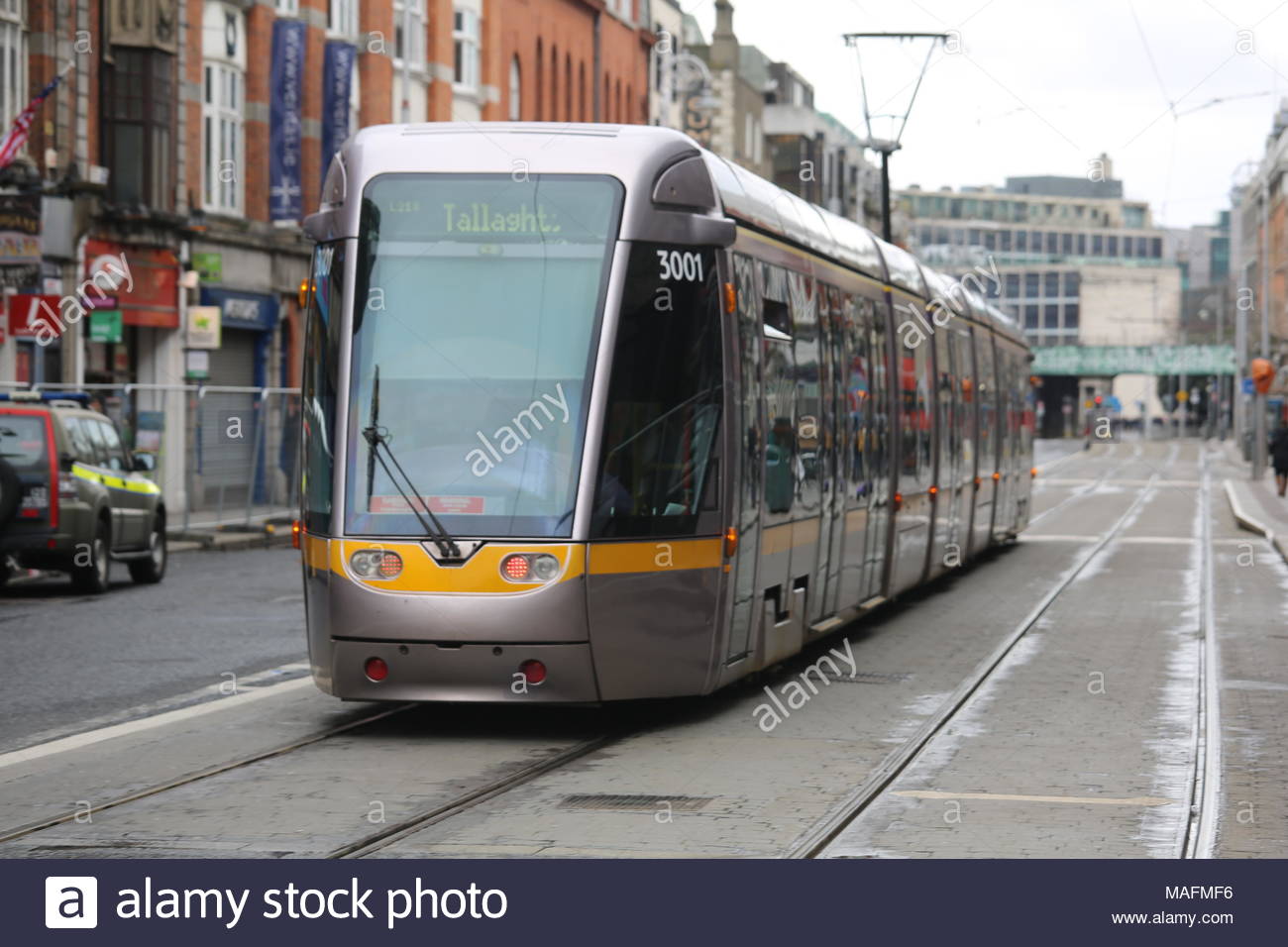 Un tram Luas nella parte interna di Dublino, Irlanda in un momento in cui il sistema di Luas è stata sviluppata rapidamente e viene utilizzata da molti pendolari nella città capitale Foto Stock