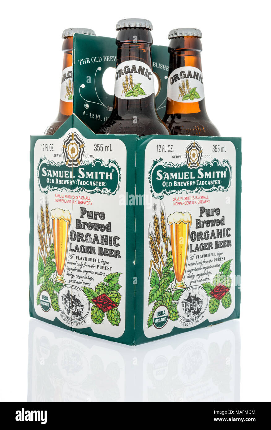 Winneconne, WI - 30 Marzo 2018: un quattro pack di Samuel Smith puro organico di infuso di birra lager isolato su un background. Foto Stock