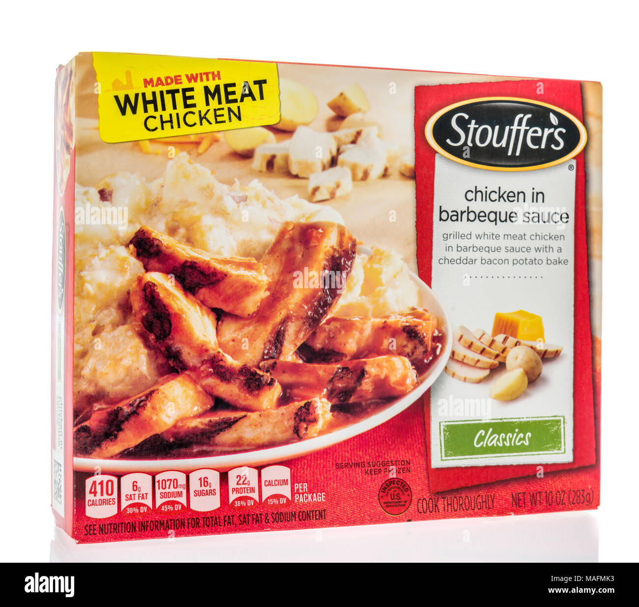 Winneconne, WI - 30 Marzo 2018: una scatola di Stouffers pollo in salsa barbecue surgelata isolato su un background. Foto Stock