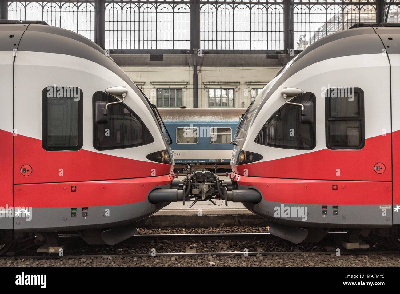 BUDAPEST, Ungheria - 18 dicembre 2016: treni che partono da Budapest Nyugati Palyaudvar stazione ferroviaria. Questa stazione è la seconda più grande di Ungheria Foto Stock