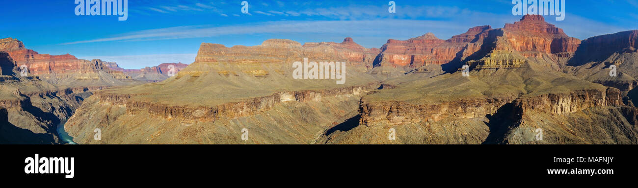 Ampia panoramica vista panoramica del Fiume Colorado e il paesaggio del deserto da Tonto Sentiero escursionistico nel Parco Nazionale del Grand Canyon, Arizona, Stati Uniti d'America Foto Stock