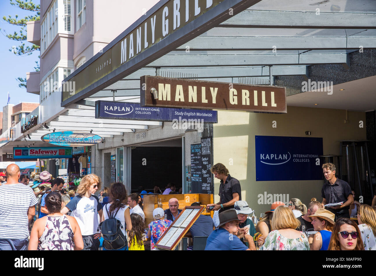 Manly Grill ristorante e caffetteria a Manly Beach, persone che si godono pranzo pasto, Sydney, Australia durante l'ora di pranzo Foto Stock