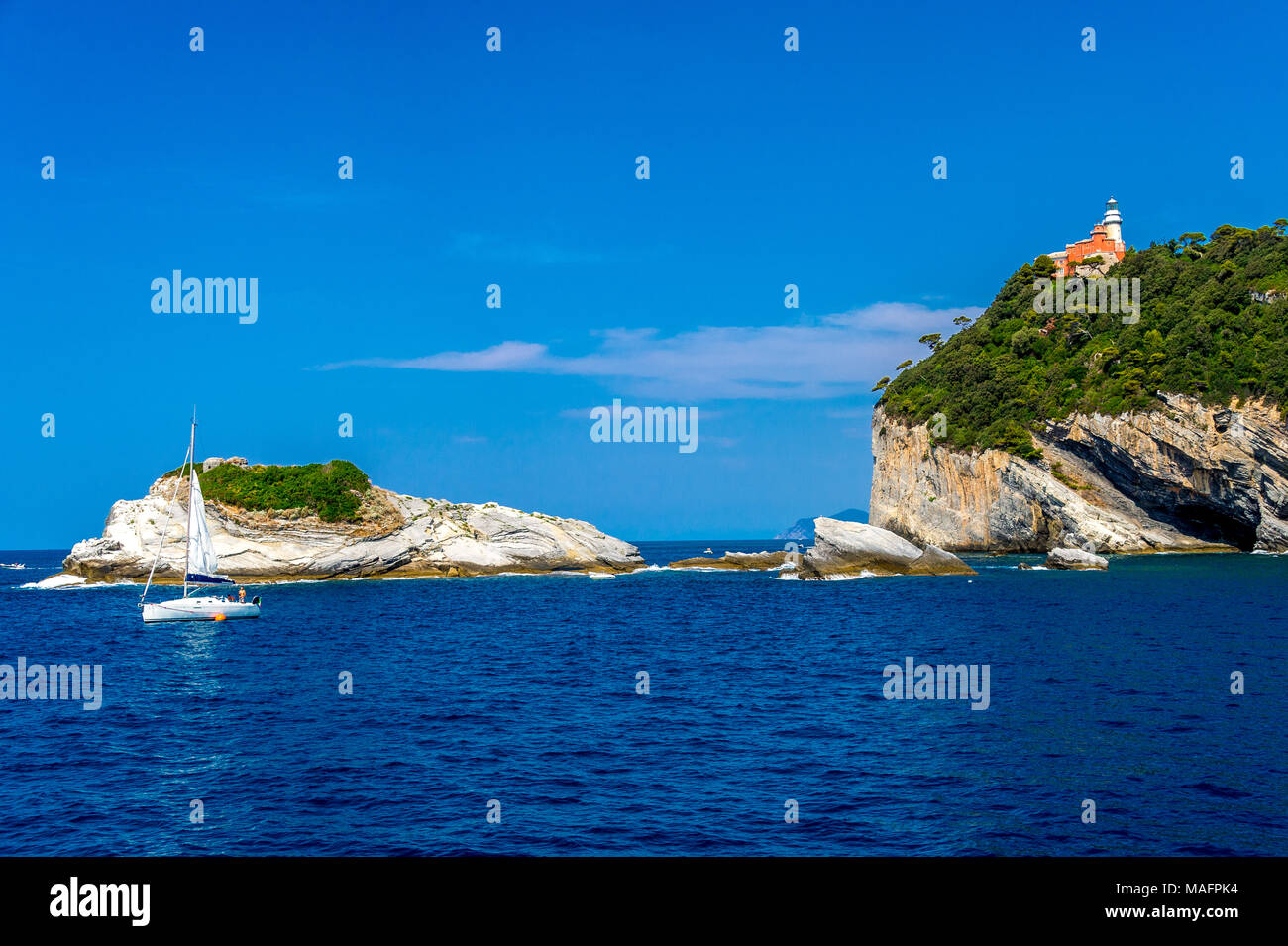 Tino è un'isola italiana situata nel Mar Ligure, all'estremità occidentale del Golfo di la Spezia. Si trova vicino a Porto Venere, Italia. Foto Stock