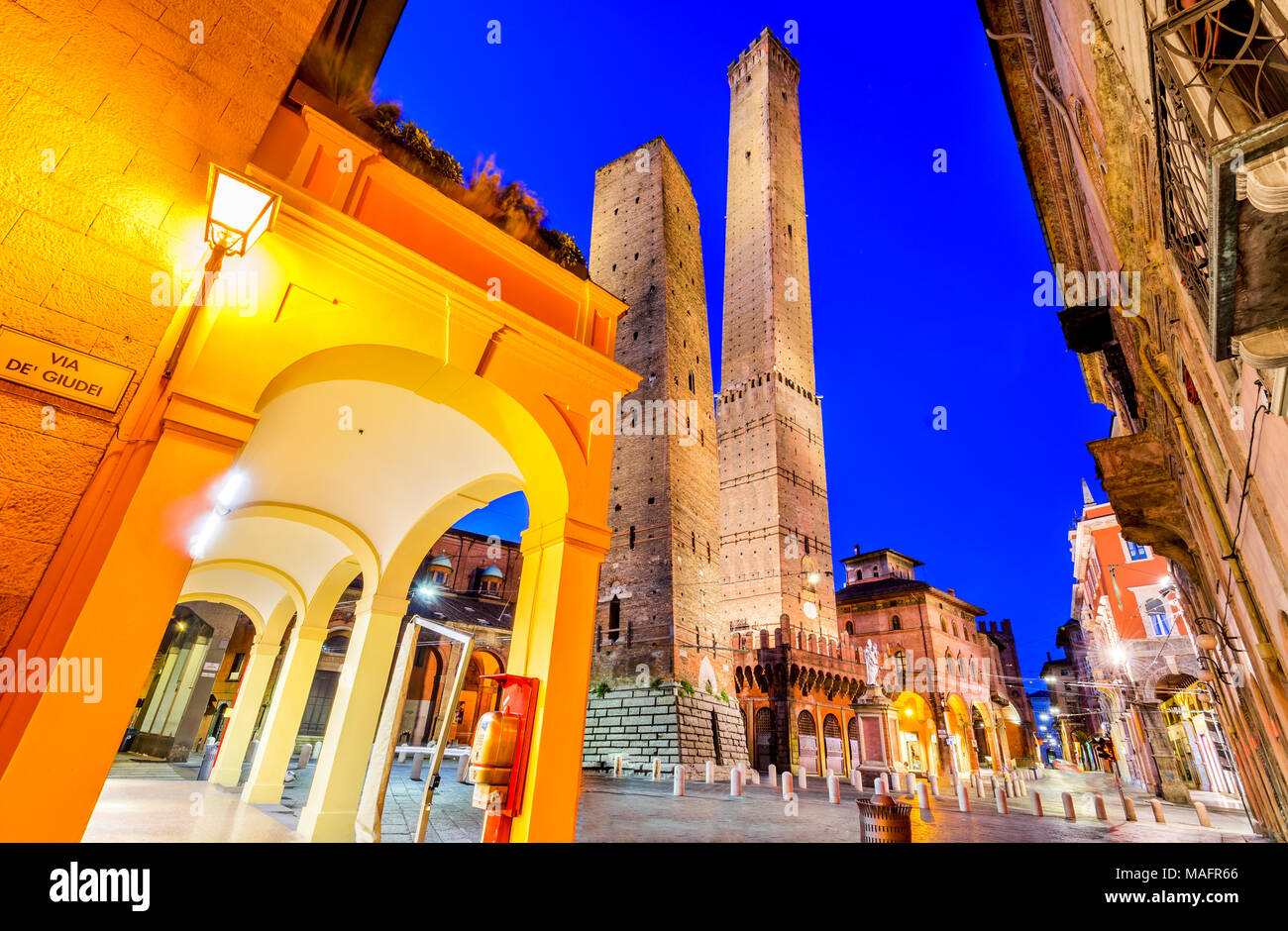 Bologna, Italia - Due Torri (Due Torri, Asinelli e Garisenda, simboli del borgo medievale di torri di Bologna. Foto Stock
