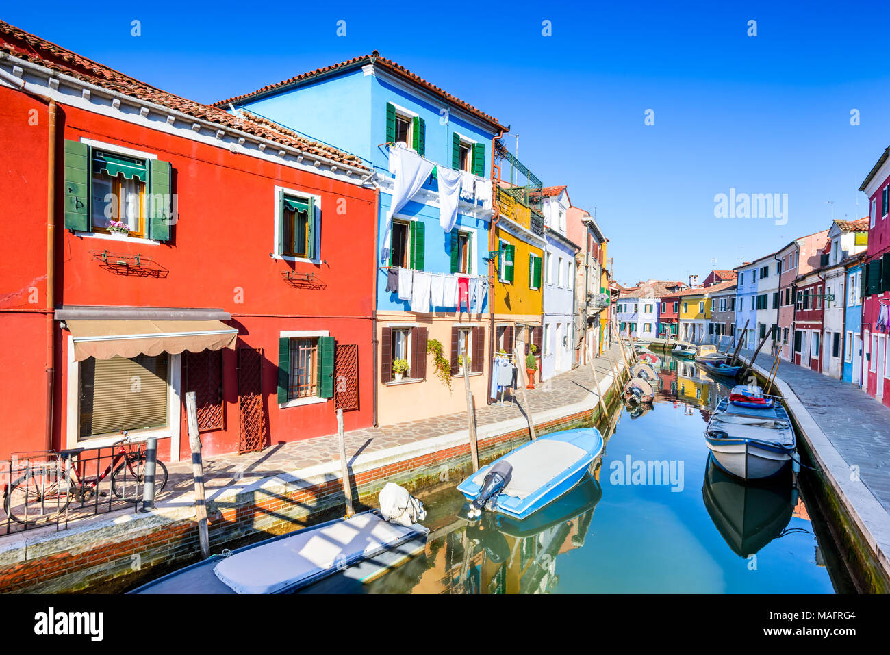 Burano, Venezia. Immagine con coloratissima isola e canale d'acqua dal bellissimo Veneto in Italia. Foto Stock