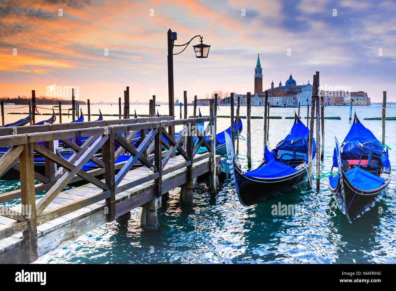 Venezia, Italia. Sunrise con gondole sul Canal Grande e Piazza San Marco, Mare Adriatico. Foto Stock