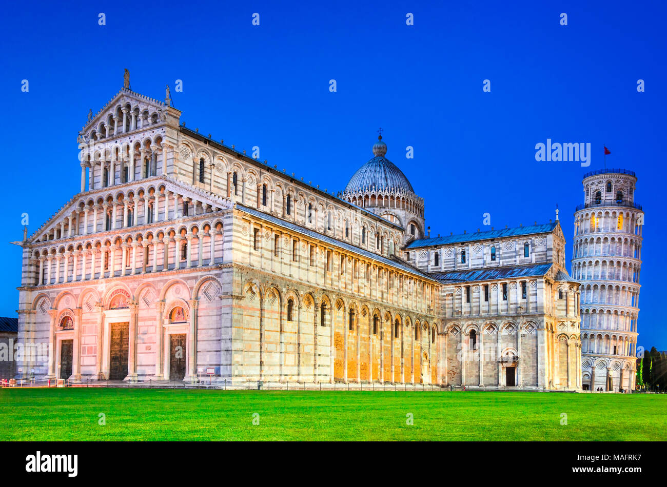 Pisa, Italia. Il Campo dei Miracoli e la Torre Pendente, famosa attrazione turistica in Toscana. Foto Stock