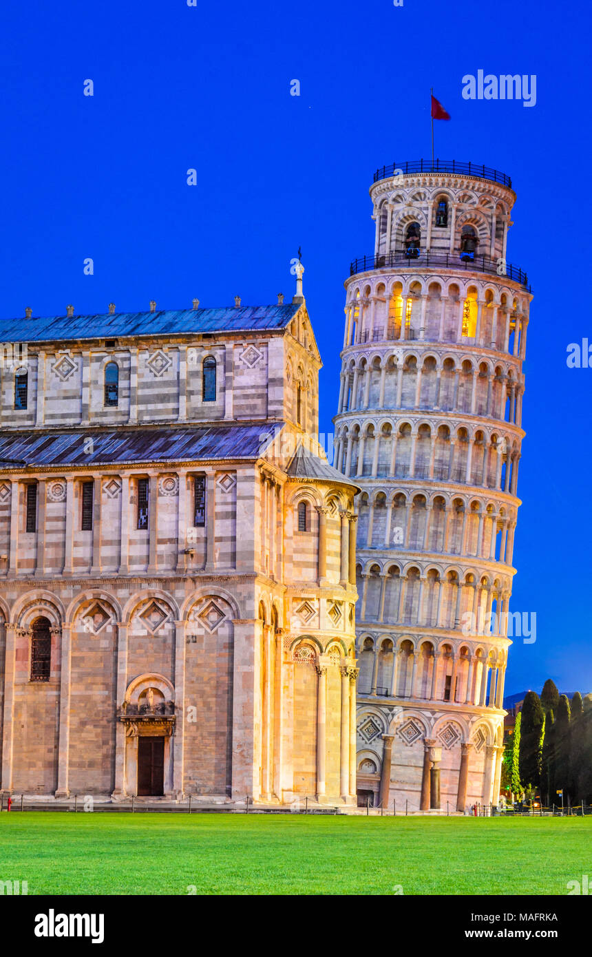 Pisa, Italia. Il Campo dei Miracoli e la Torre Pendente, famosa attrazione turistica in Toscana. Foto Stock