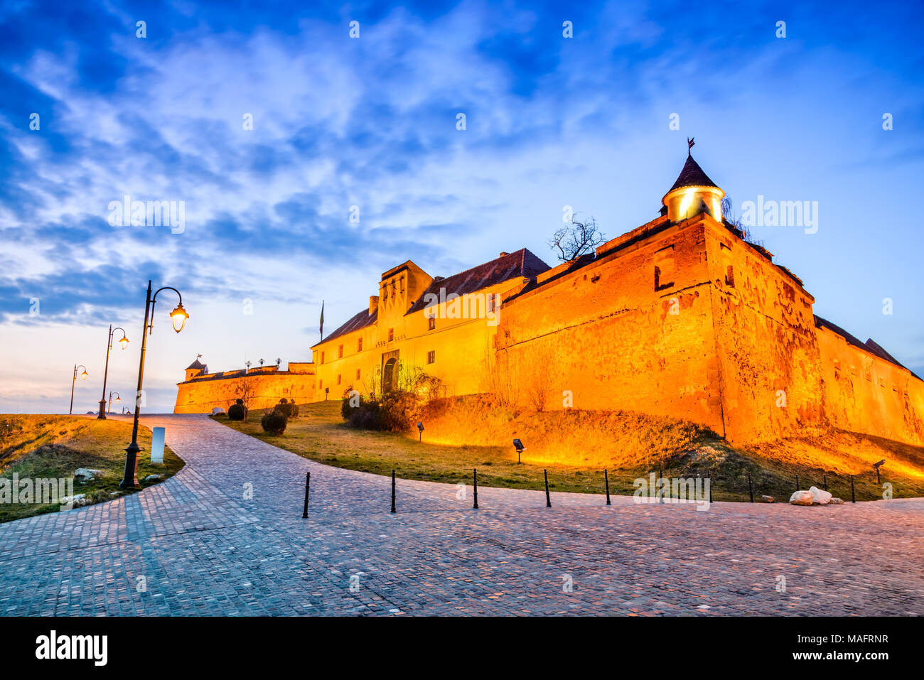 Brasov, Romania - La Cittadella. Crepuscolo stupefacente immagine HDR medievale con una fortezza collinare di Corona città medievale in Transilvania. Foto Stock