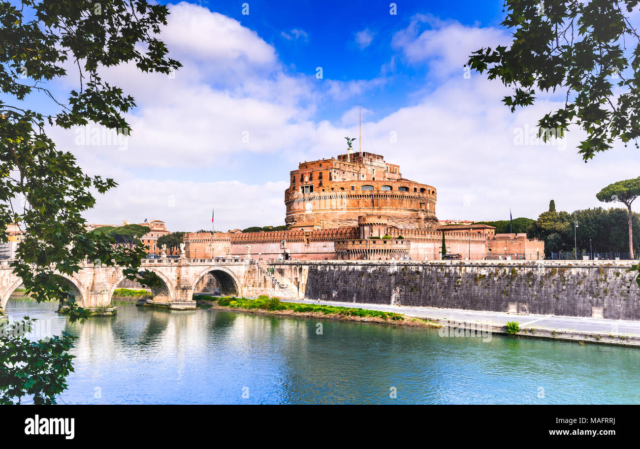 Roma, Italia - molla stupefacente immagine del fiume Tevere e Castel Sant'Angelo, siti italiani. Foto Stock