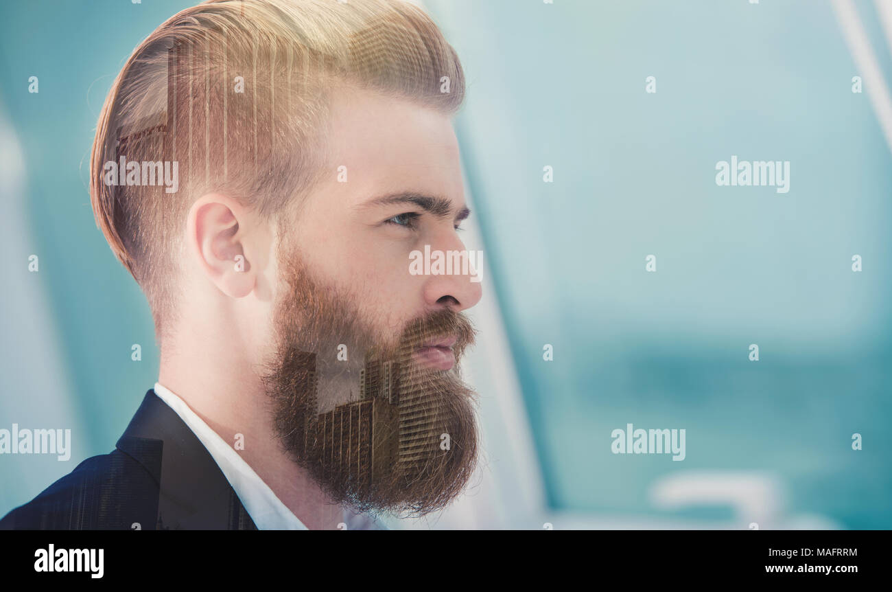 Imprenditore guarda lontano per il futuro. Concetto di innovazione e l'avvio. doppia esposizione Foto Stock