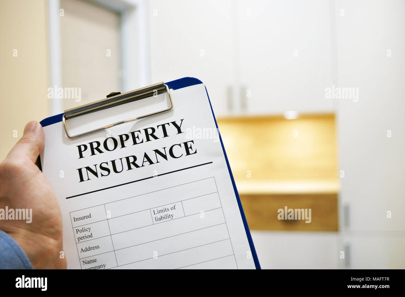 Uomo con appunti con proprietà di assicurazione. Foto Stock