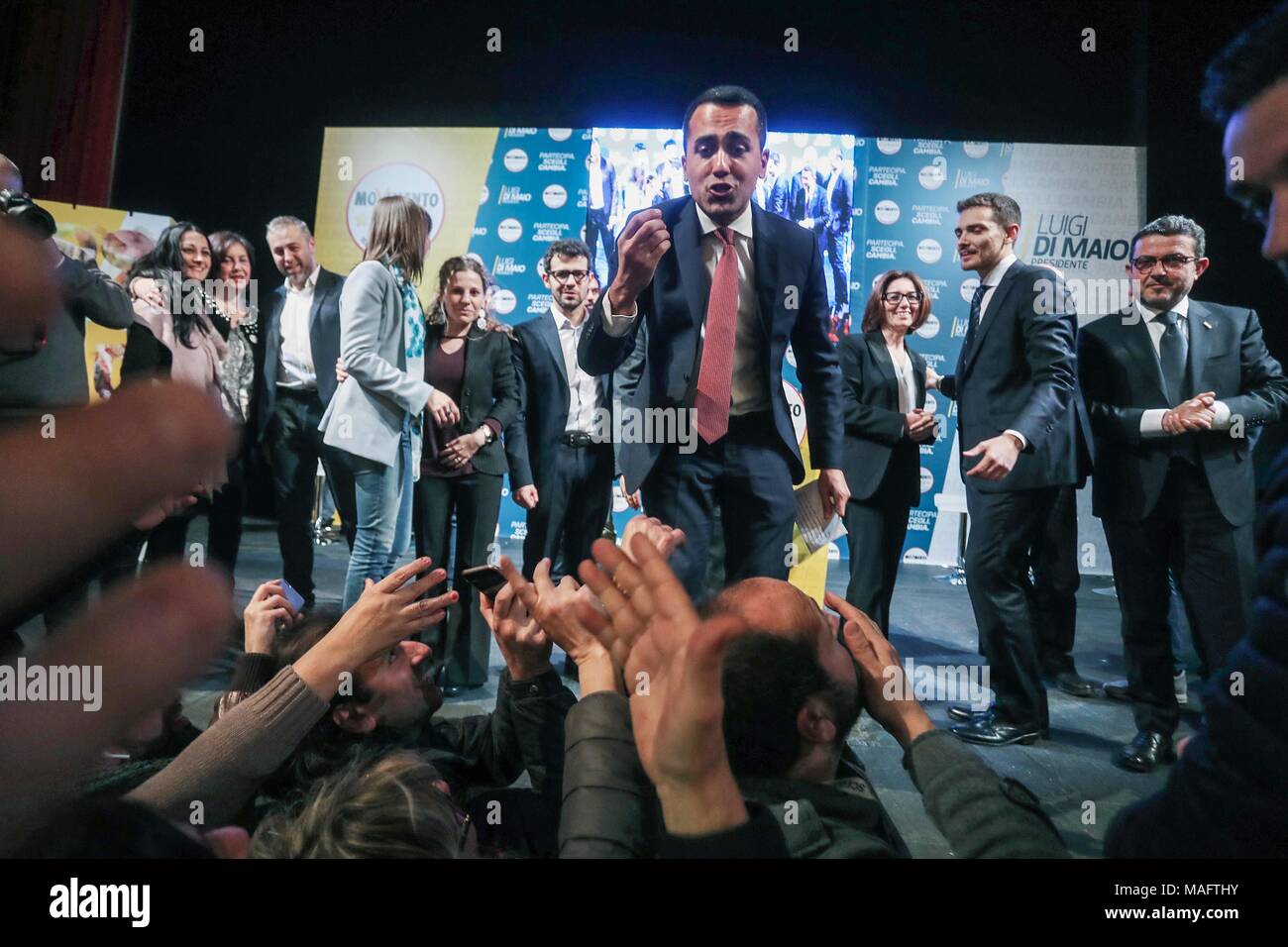 Luigi Di Maio e il suo staff a Palermo, Sicilia, durante la campagna elettorale per il voto del 4 marzo 2018. Dove: Palermo, Sicilia, Italia Quando: 27 Feb 2018 Credit: IPA/WENN.com * * disponibile solo per la pubblicazione in UK, USA, Germania, Austria, Svizzera** Foto Stock