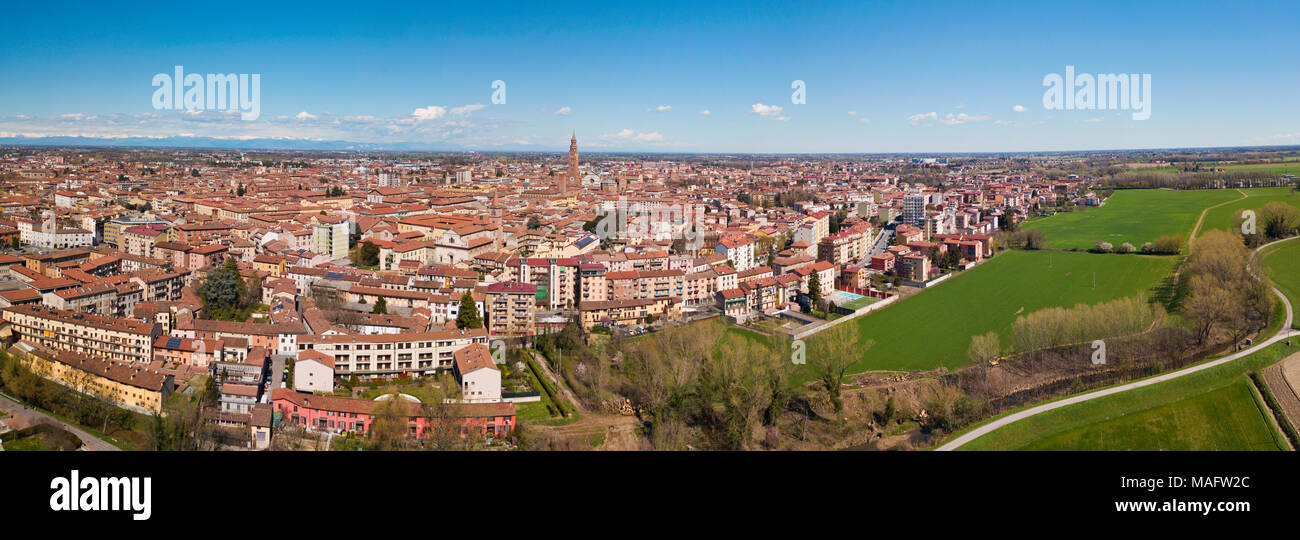 Vista aerea della città di Cremona, Lombardia, Italia. Cattedrale e Torrazzo di Cremona, il più alto campanile in Italia 112 metri di altezza Foto Stock