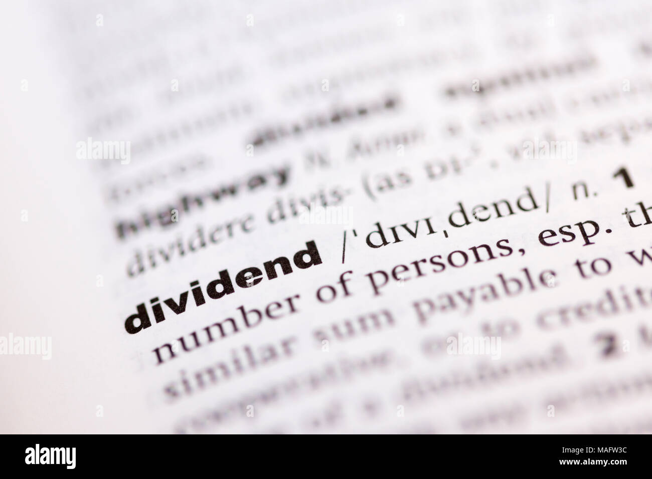 Una macro shot che mostra la definizione della parola dividendo in un dizionario inglese Foto Stock