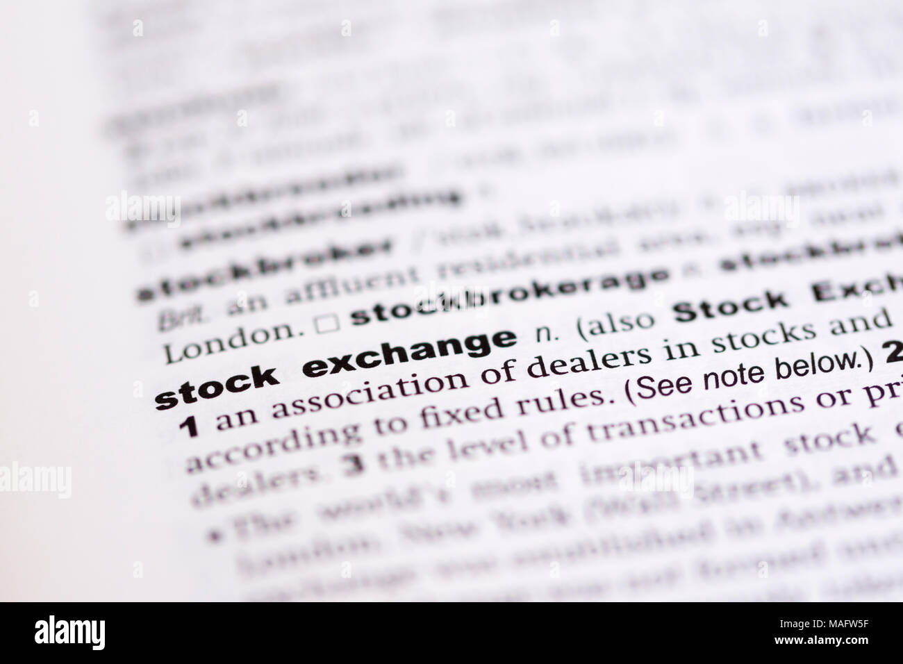 Una macro shot che mostra la definizione della parola stock exchange in un dizionario inglese Foto Stock