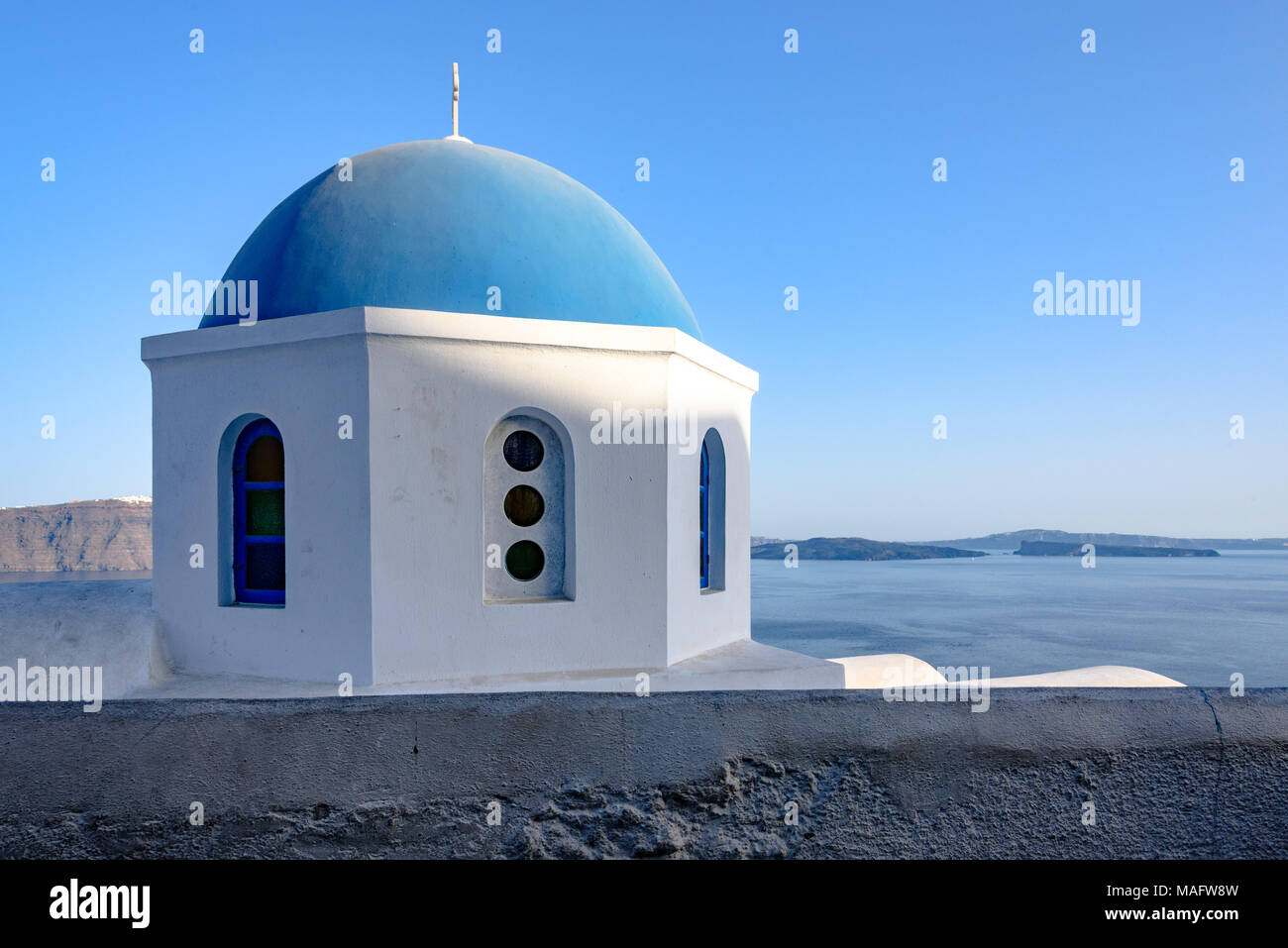 Cupola di una chiesa a Santorini affacciato sul Mar Egeo Foto Stock