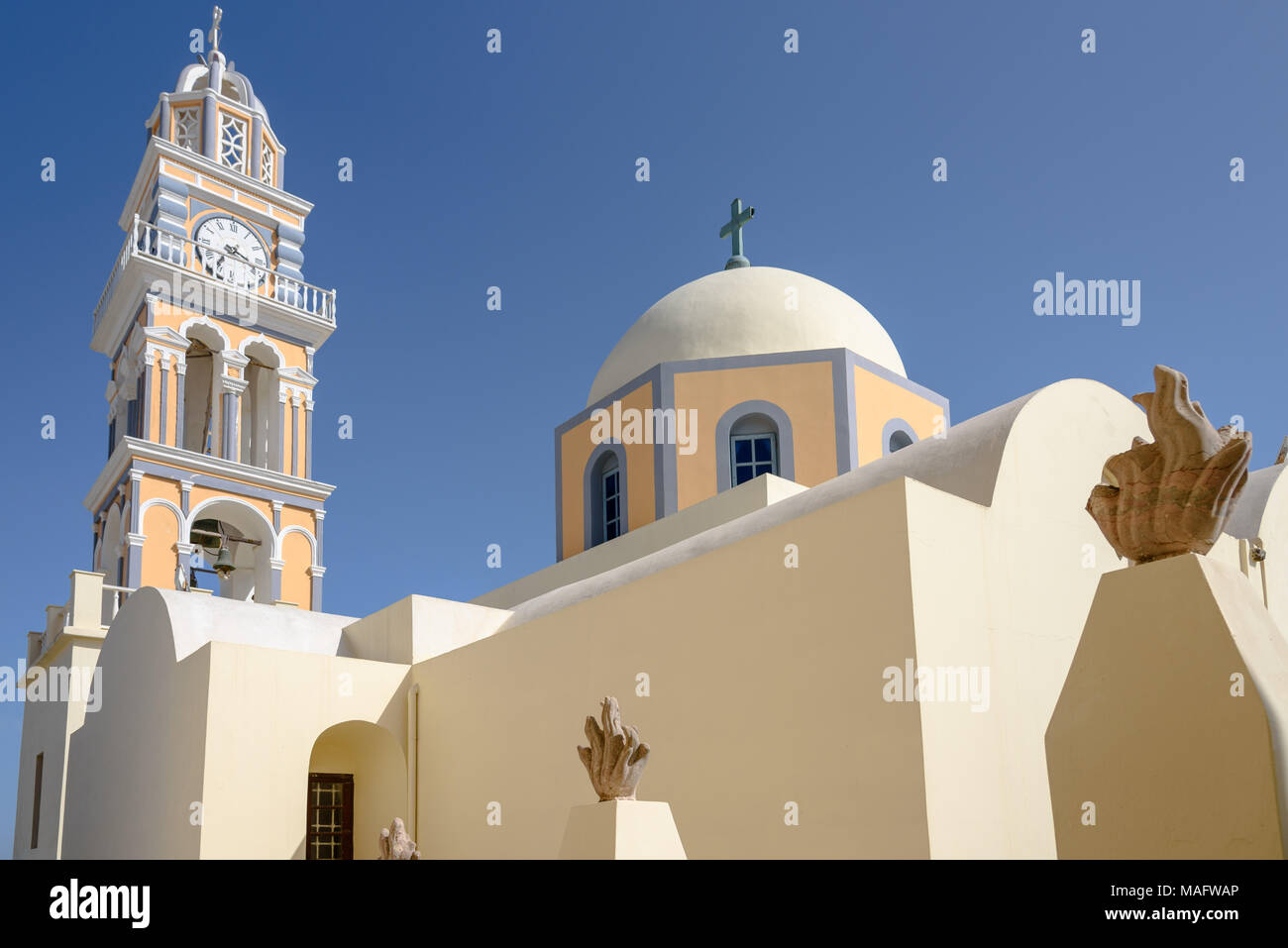 San Giovanni Battista Cattedrale di Santorini visto dal di sotto sulla giornata di sole Foto Stock