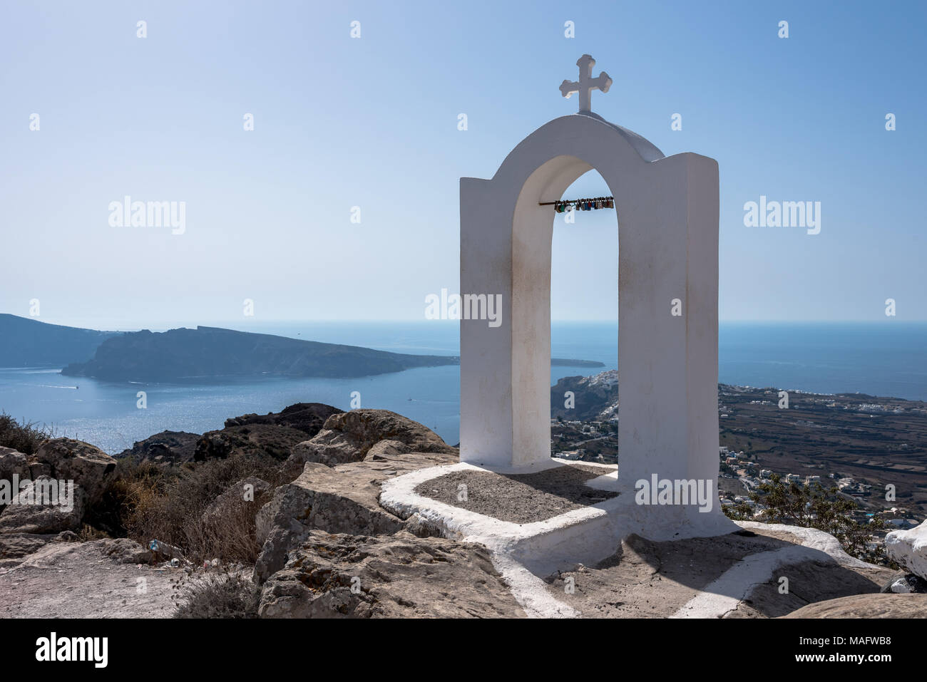 Un tradizionale chiesa greca arco su Santorini tipico delle Cicladi che si affaccia sul Mare Egeo Foto Stock