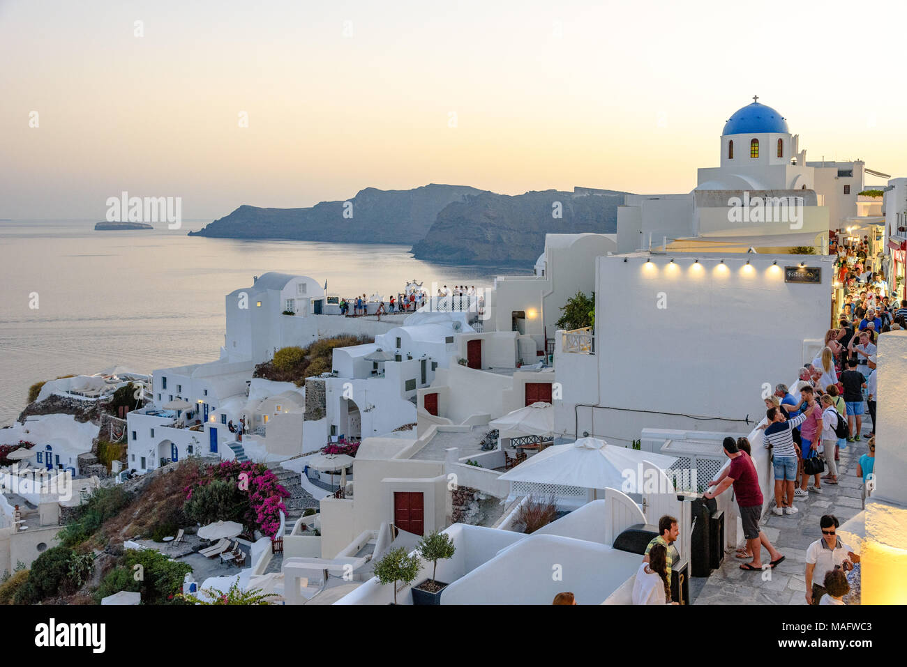 Oia Santorini diventa affollato di turisti al tramonto Foto Stock