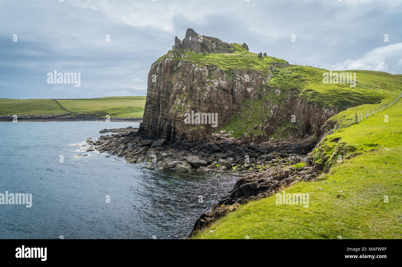 Il castello di Duntulm, rovine sulla costa nord di Trotternish, sull'Isola di Skye in Scozia, nei pressi della frazione di Duntulm. Foto Stock