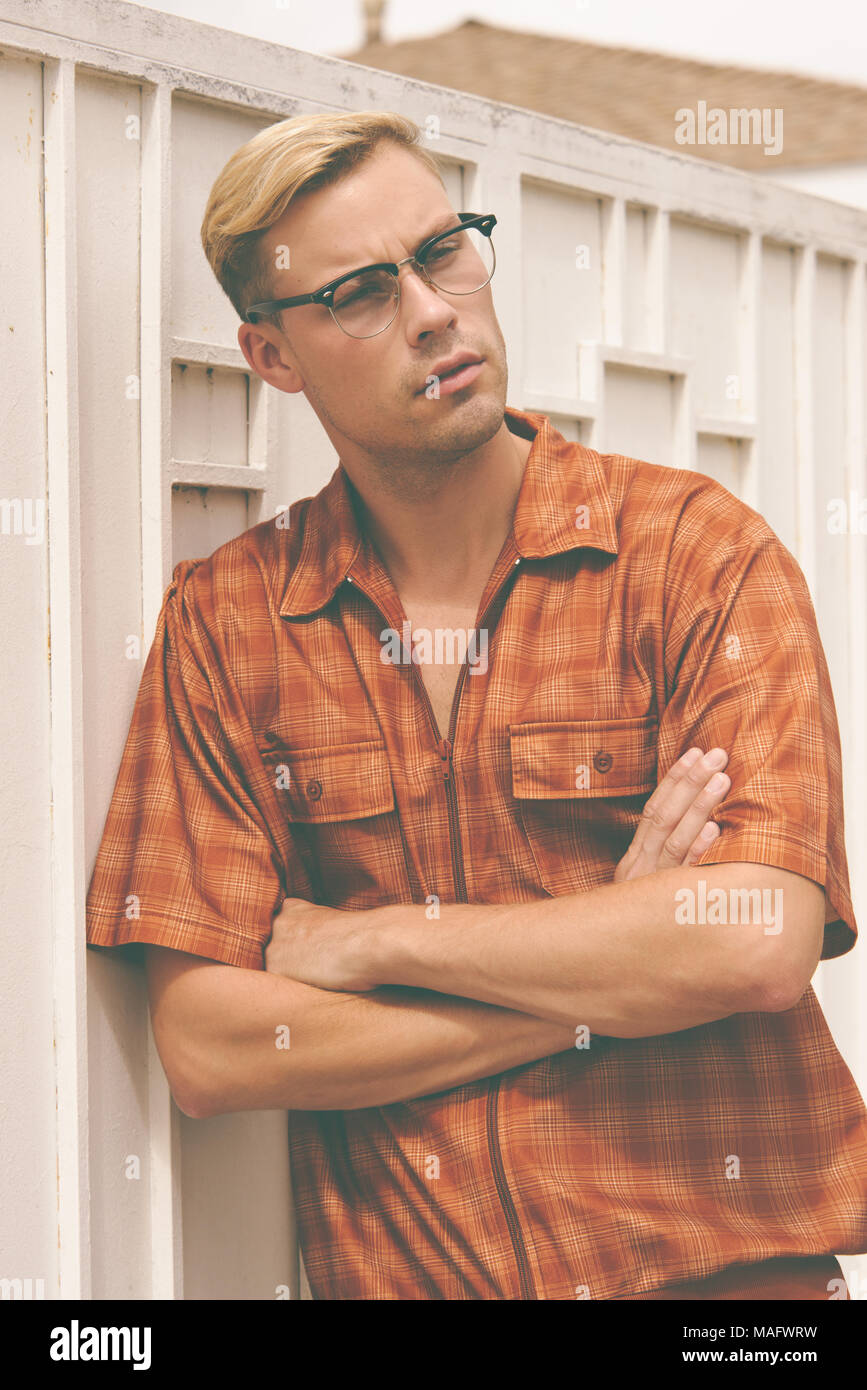 Un uomo caucasico, modello maschile in posa indossando uomini 70s magliette vintage, un uomo moda vintage concetto editoriale. Foto Stock