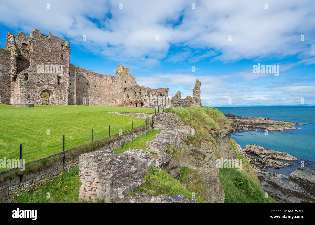 Il castello di Tantallon, semi-rovinato metà del XIV secolo di fortezza, si trova a 5 chilometri a est di North Berwick, in East Lothian, Scozia. Foto Stock