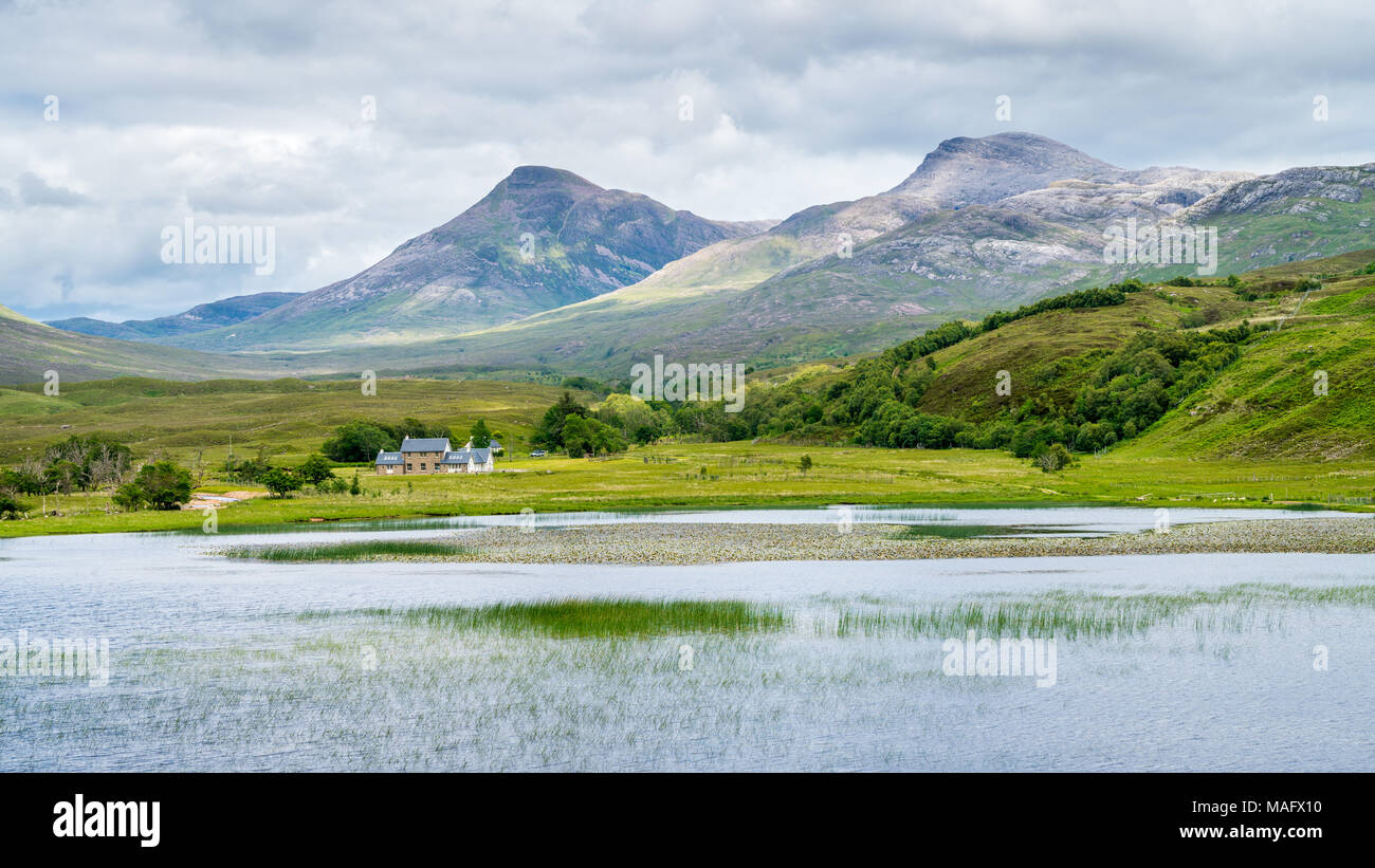 Tipico paesaggio scozzese vicino al Loch Damh, vicino a Glen Shieldaig e Beinn Damh. Foto Stock
