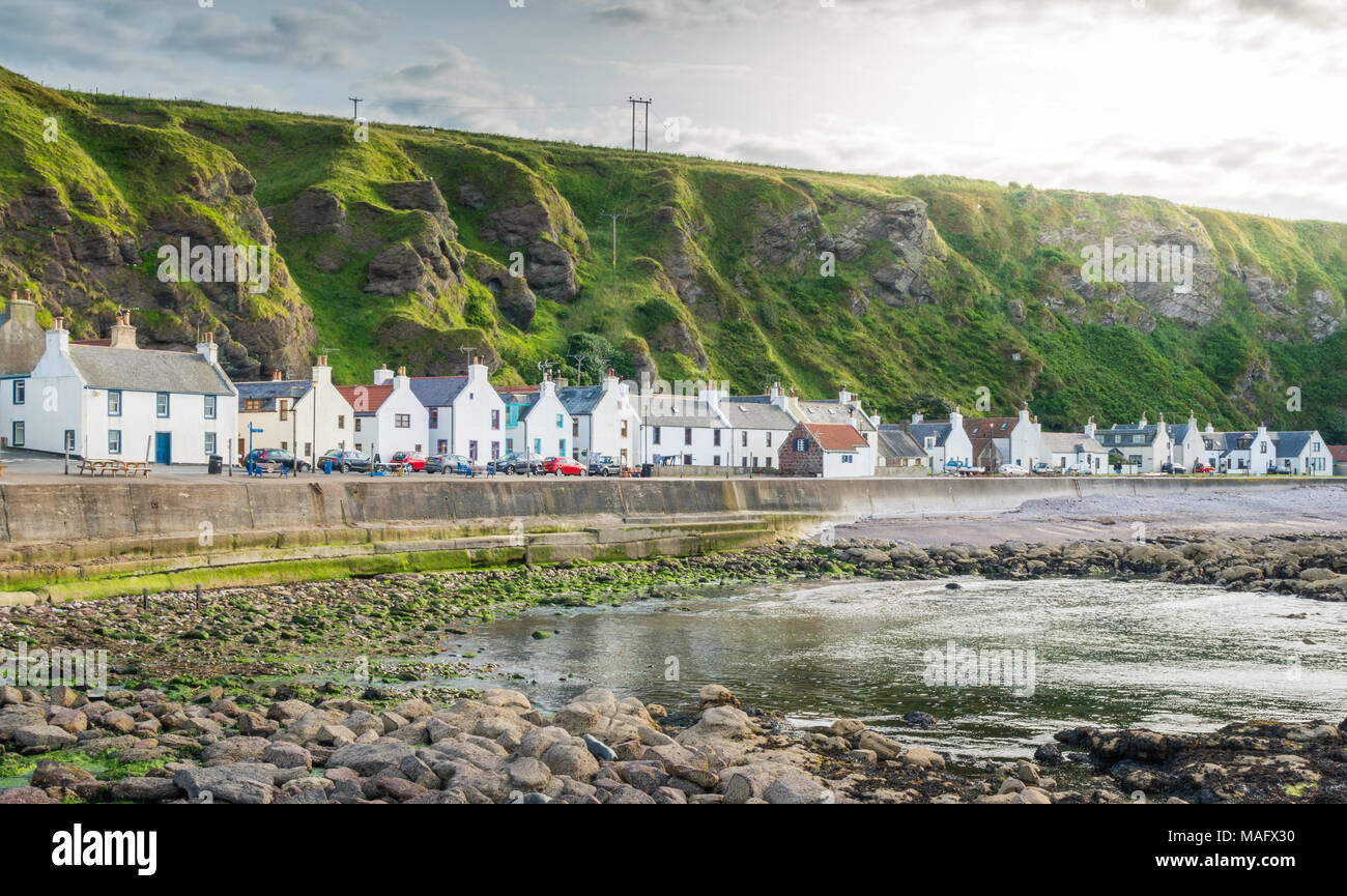Pomeriggio di sole in Pennan, piccolo villaggio in Aberdeenshire, Scozia. Foto Stock