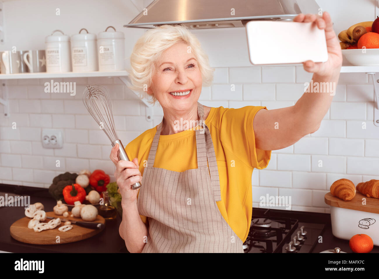 Casalinga Con Il Cestino Nella Cucina Fotografia Stock - Immagine di  attraente, ridere: 12117930