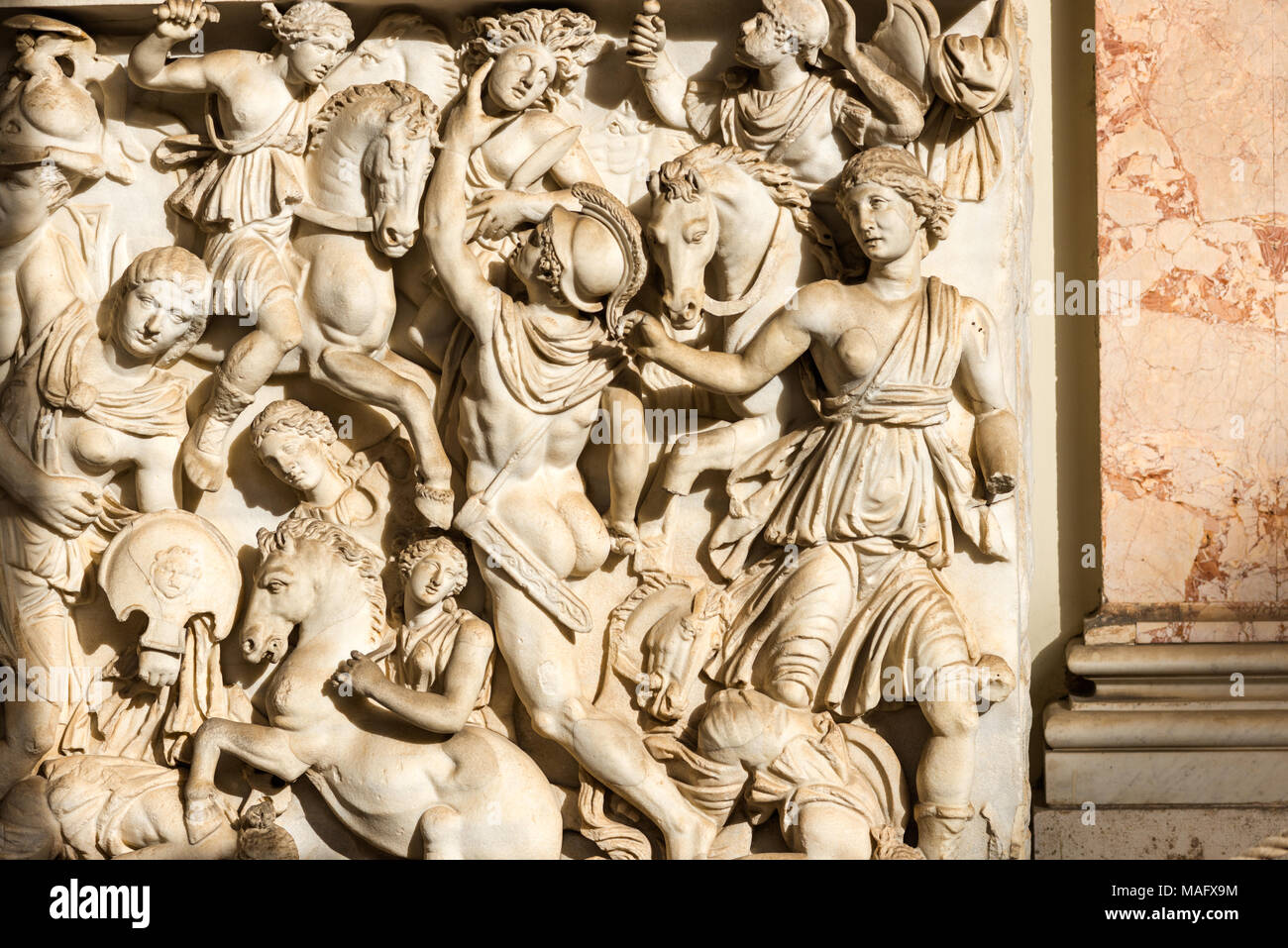 Sarcofago con amazzoni e Achille con Penthesilea al cortile ottagonale del Palazzo del Belvedere, il Museo del Vaticano, Roma, Italia. Foto Stock